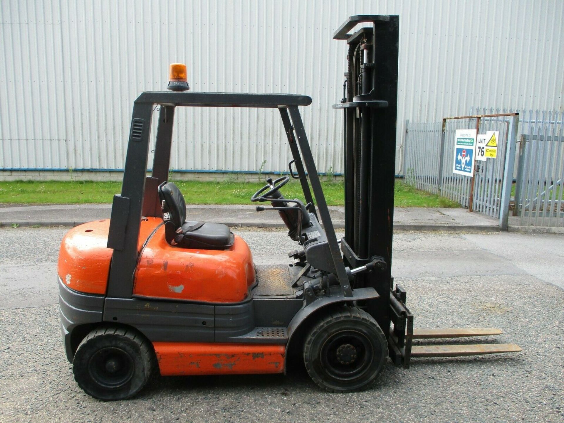 Toyota 6FD25 Forklift 2.5 Ton. Toyota diesel engineSideshiftIn daily useWeighs about 4000 kg - Image 6 of 9