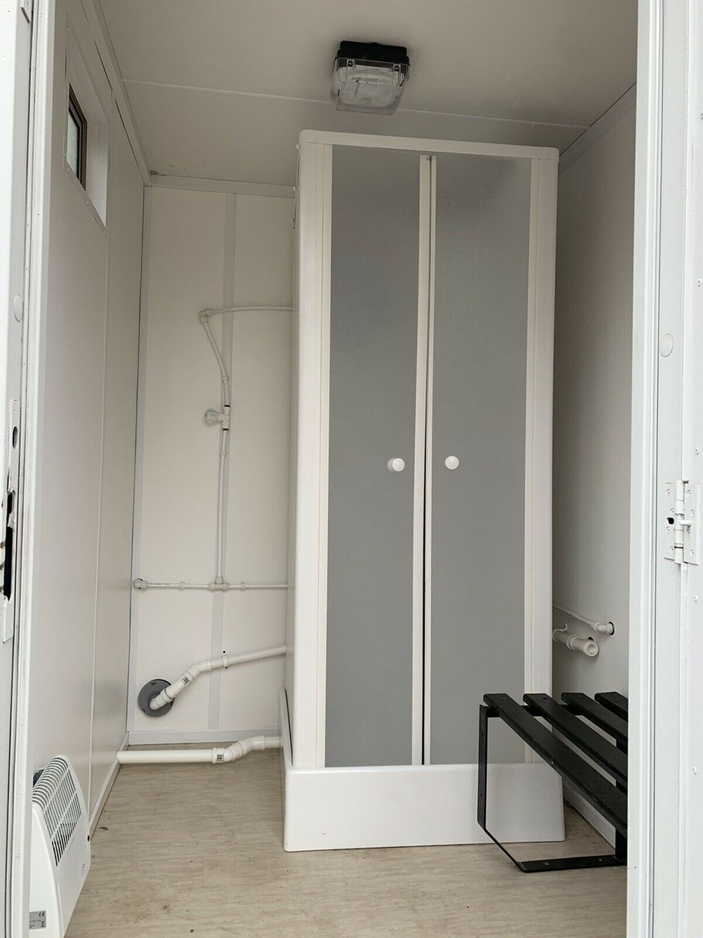 Portable Shower Drying Room With Toilets - Image 3 of 11