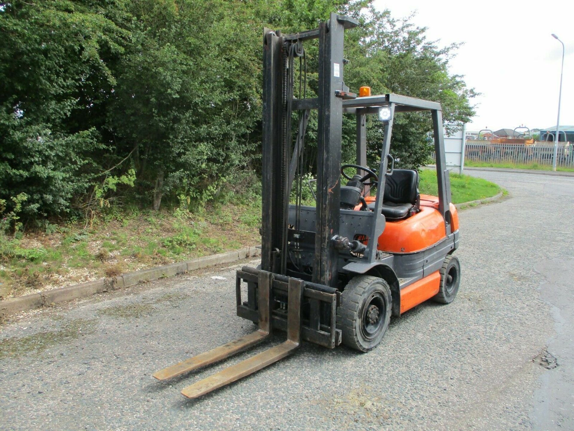 Toyota 6FD25 Forklift 2.5 Ton. Toyota diesel engineSideshiftIn daily useWeighs about 4000 kg - Image 2 of 9