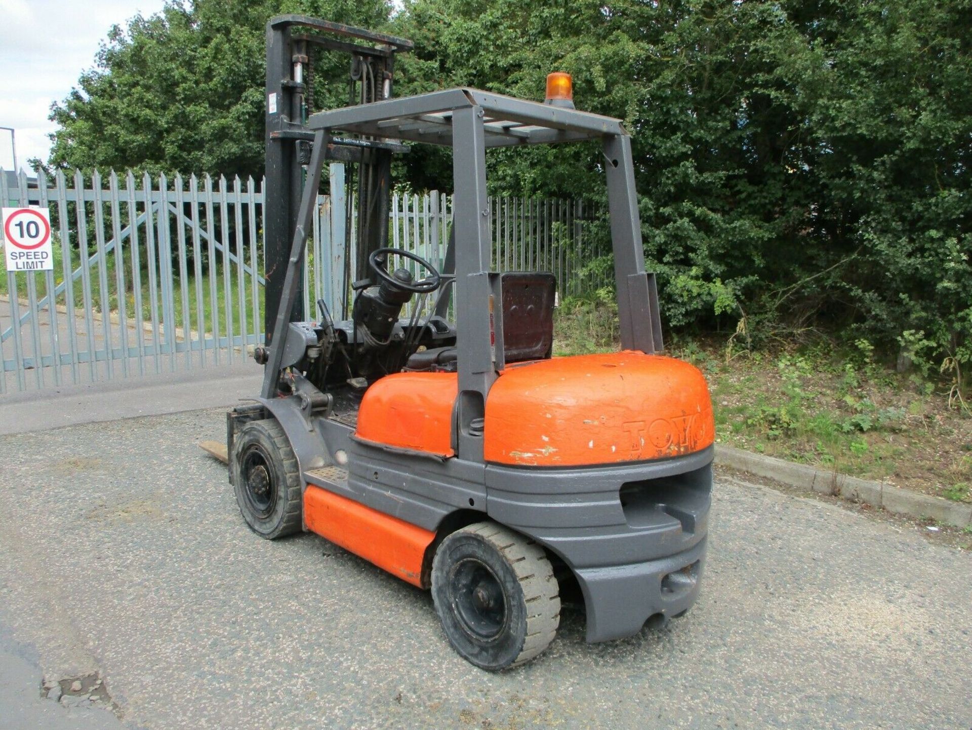 Toyota 6FD25 Forklift 2.5 Ton. Toyota diesel engineSideshiftIn daily useWeighs about 4000 kg - Image 3 of 9