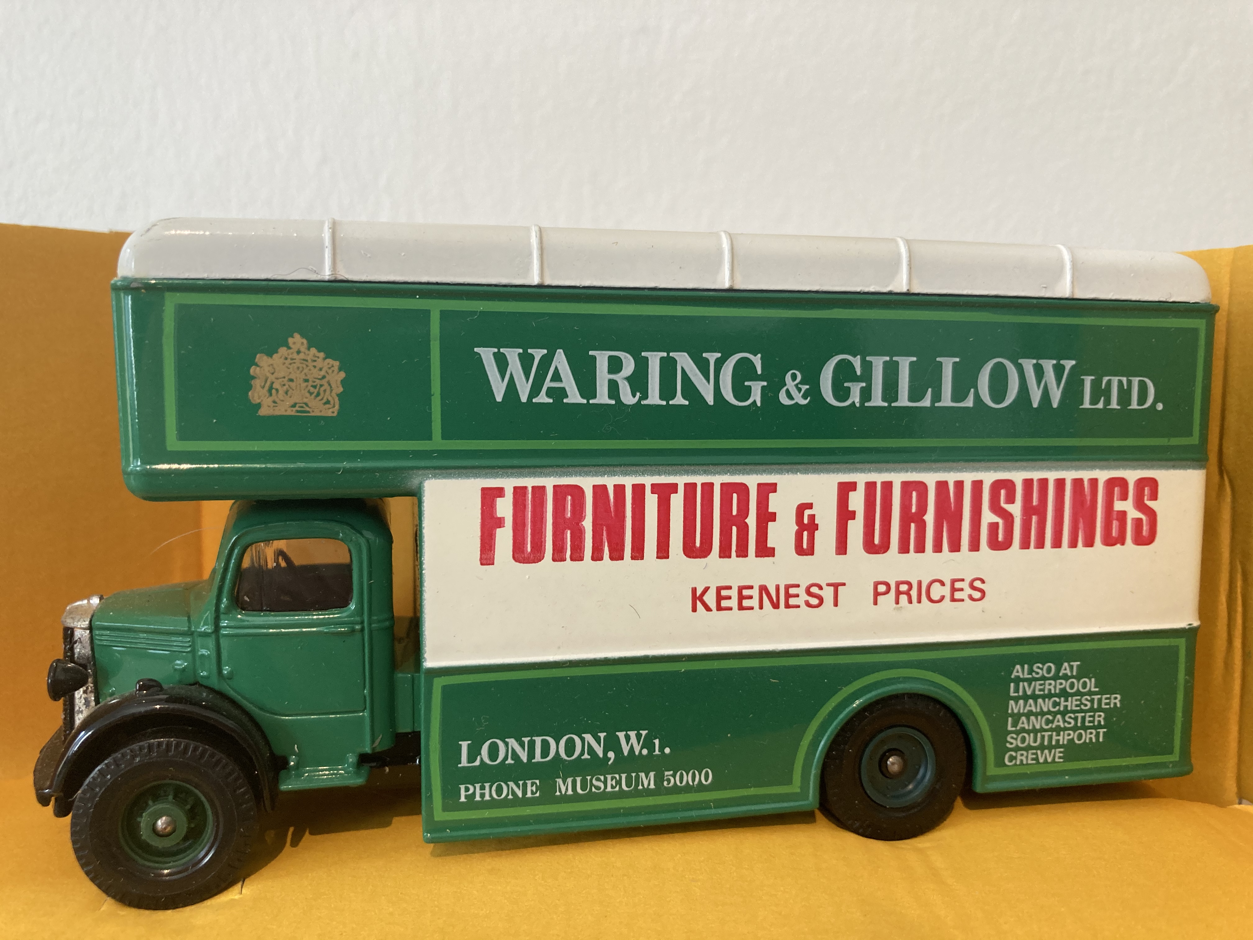 Corgi Classics Waring & Gillow LTD Bedford O Series Pantechnicon