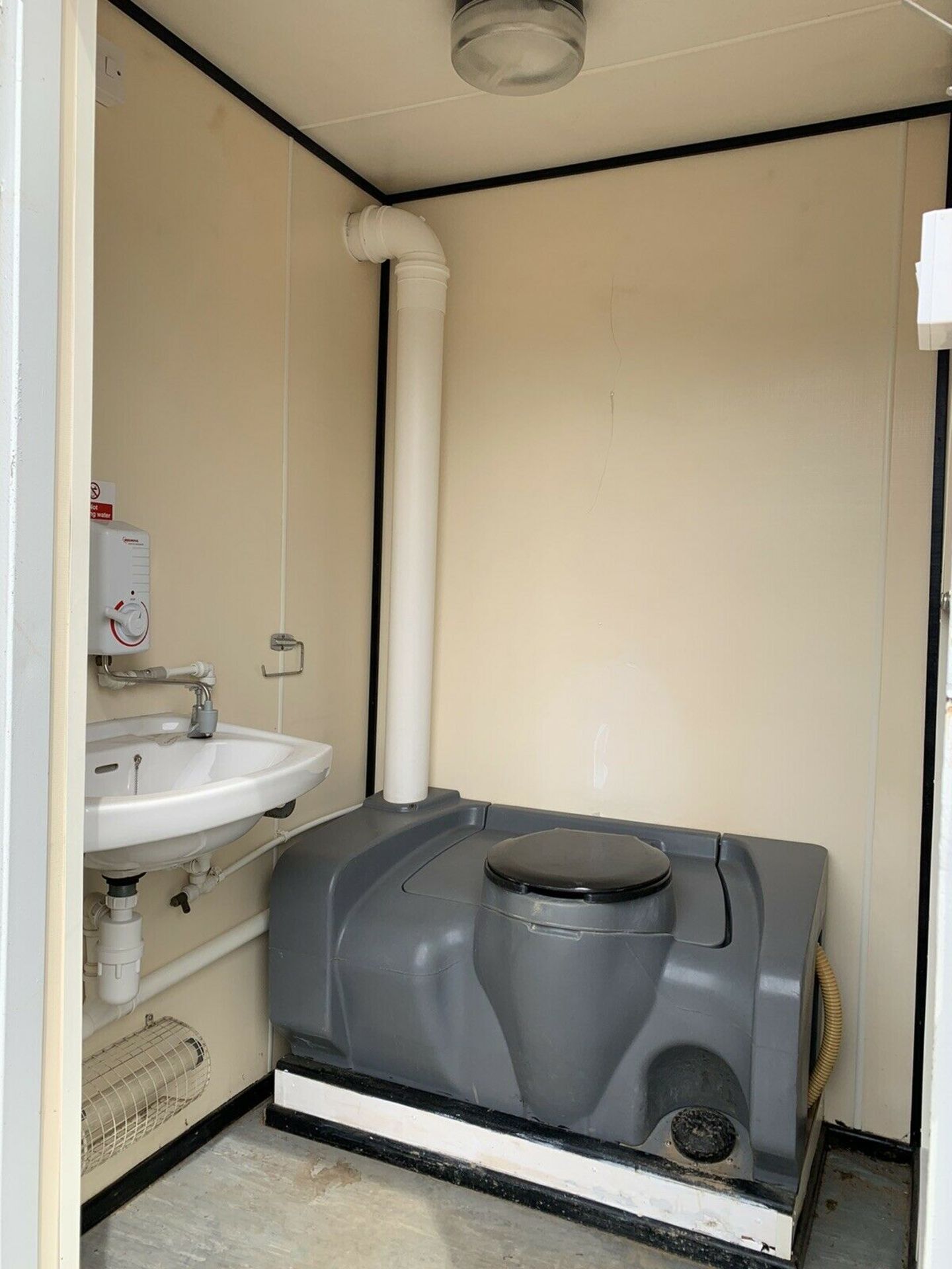 Anti Vandal Steel Welfare Unit Complete With Generator - Image 8 of 11