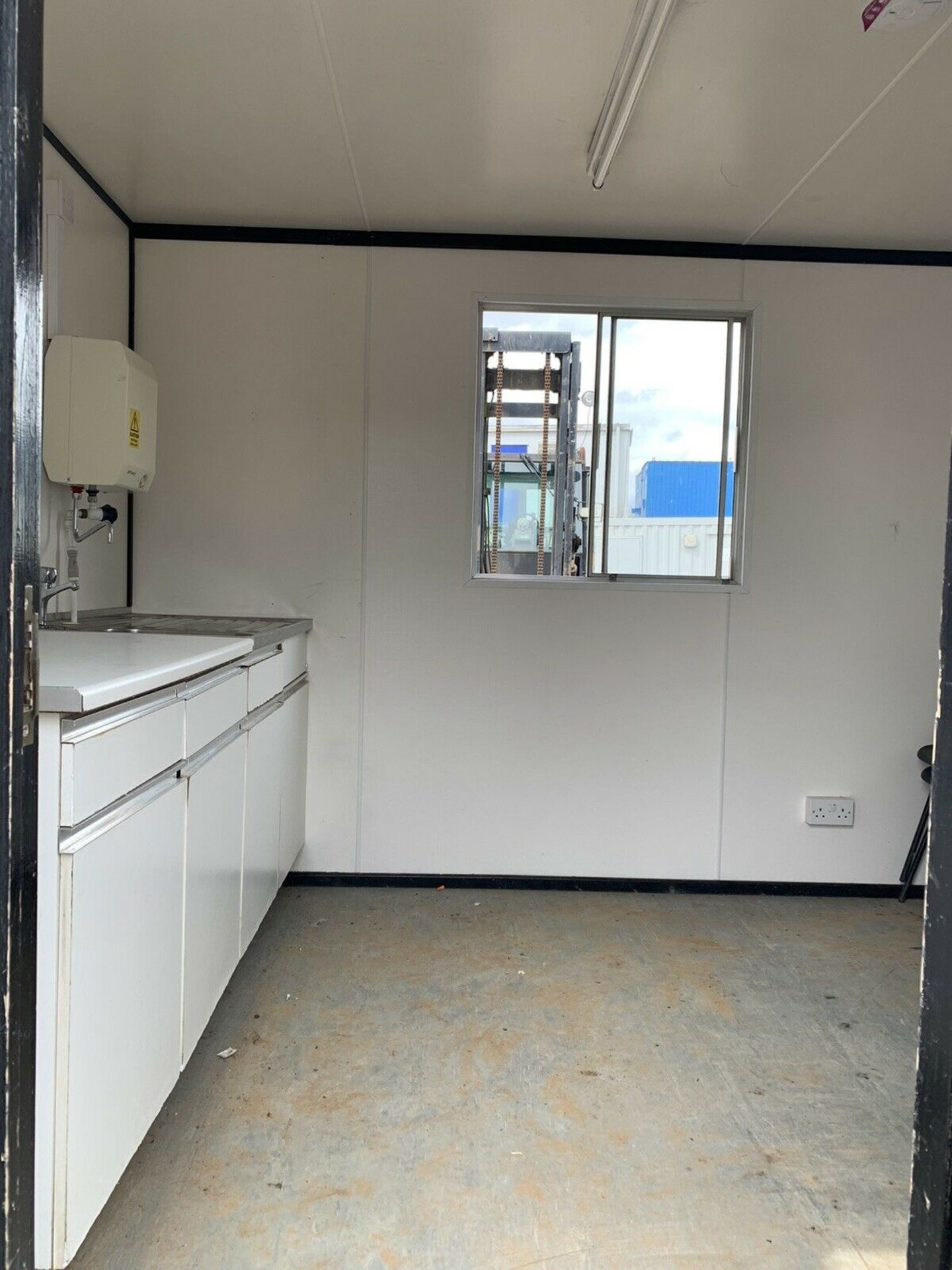 Anti Vandal Steel Welfare Unit Complete With Generator - Image 9 of 11