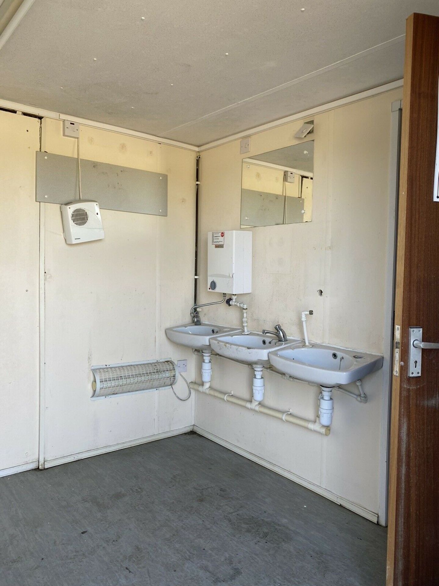 24ft Male & Female Toilet/ Shower Block - Image 3 of 9