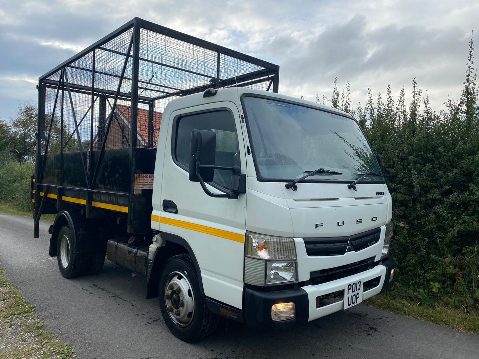 Mitsubishi Fuso Canter 7C15 Cage Sided Tipper 2013 - Image 4 of 9