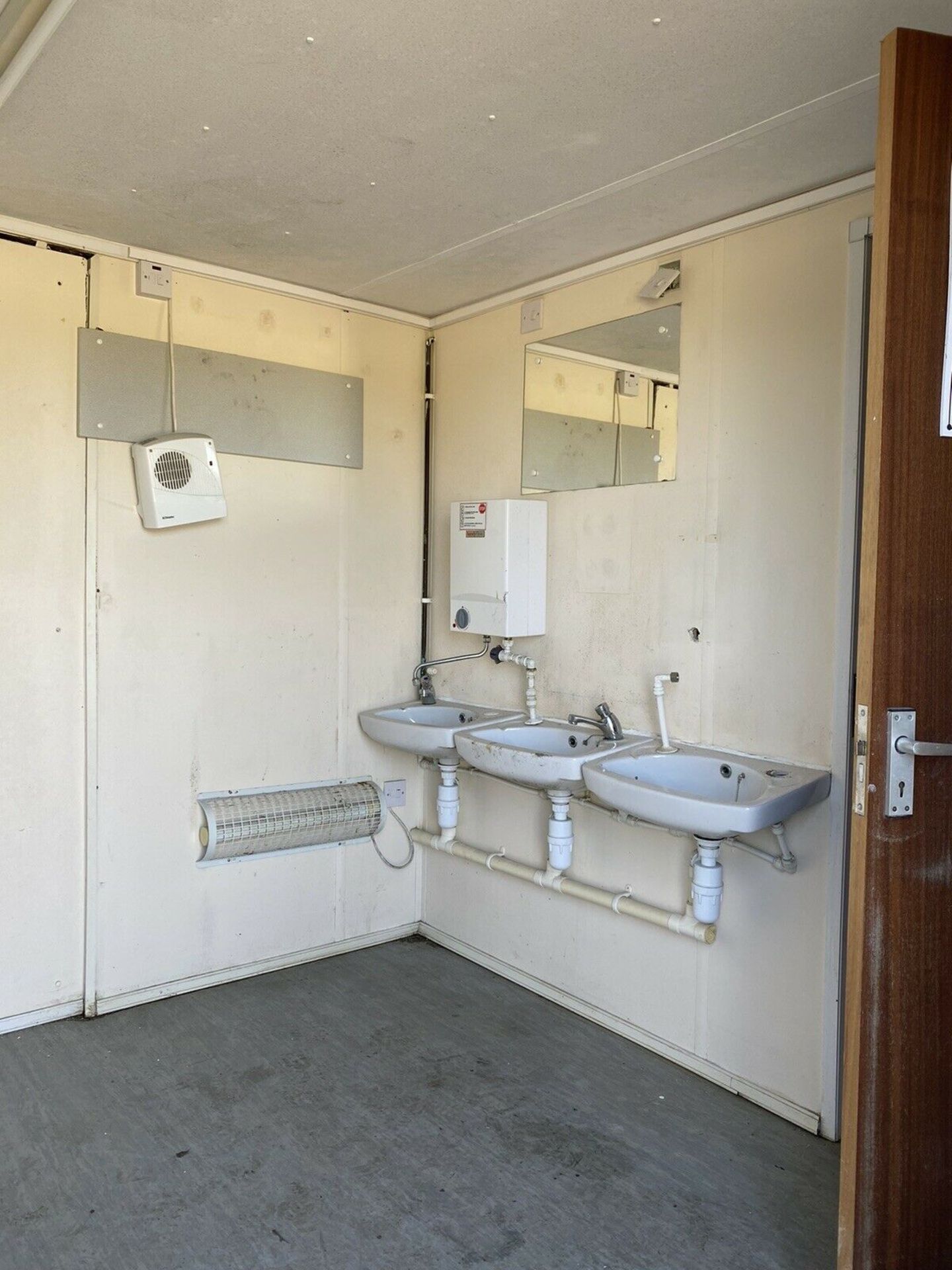 24ft Male & Female Toilet/ Shower Block - Image 4 of 9