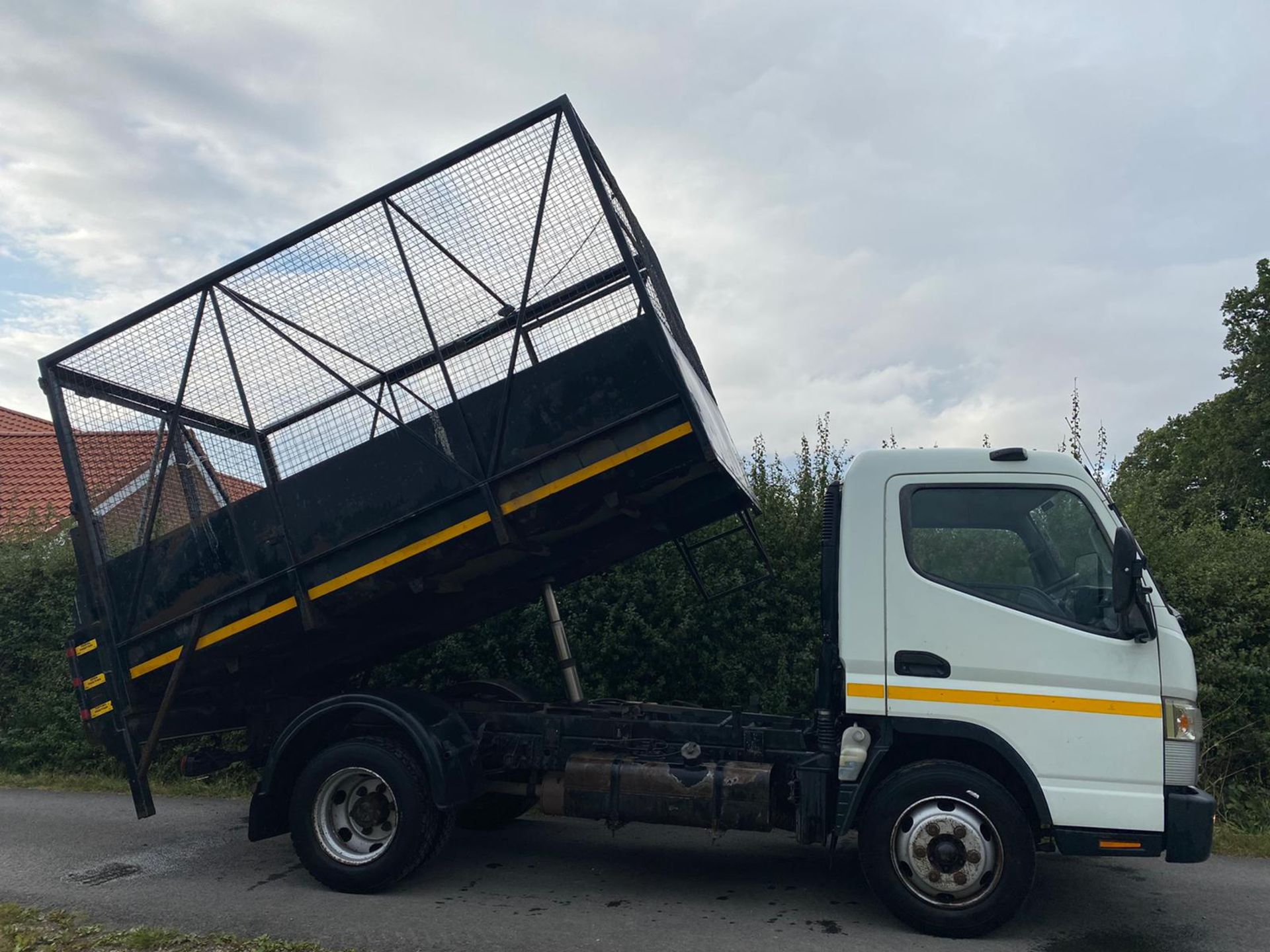 Mitsubishi Fuso Canter 7C15 Cage Sided Tipper 2013 - Image 2 of 9