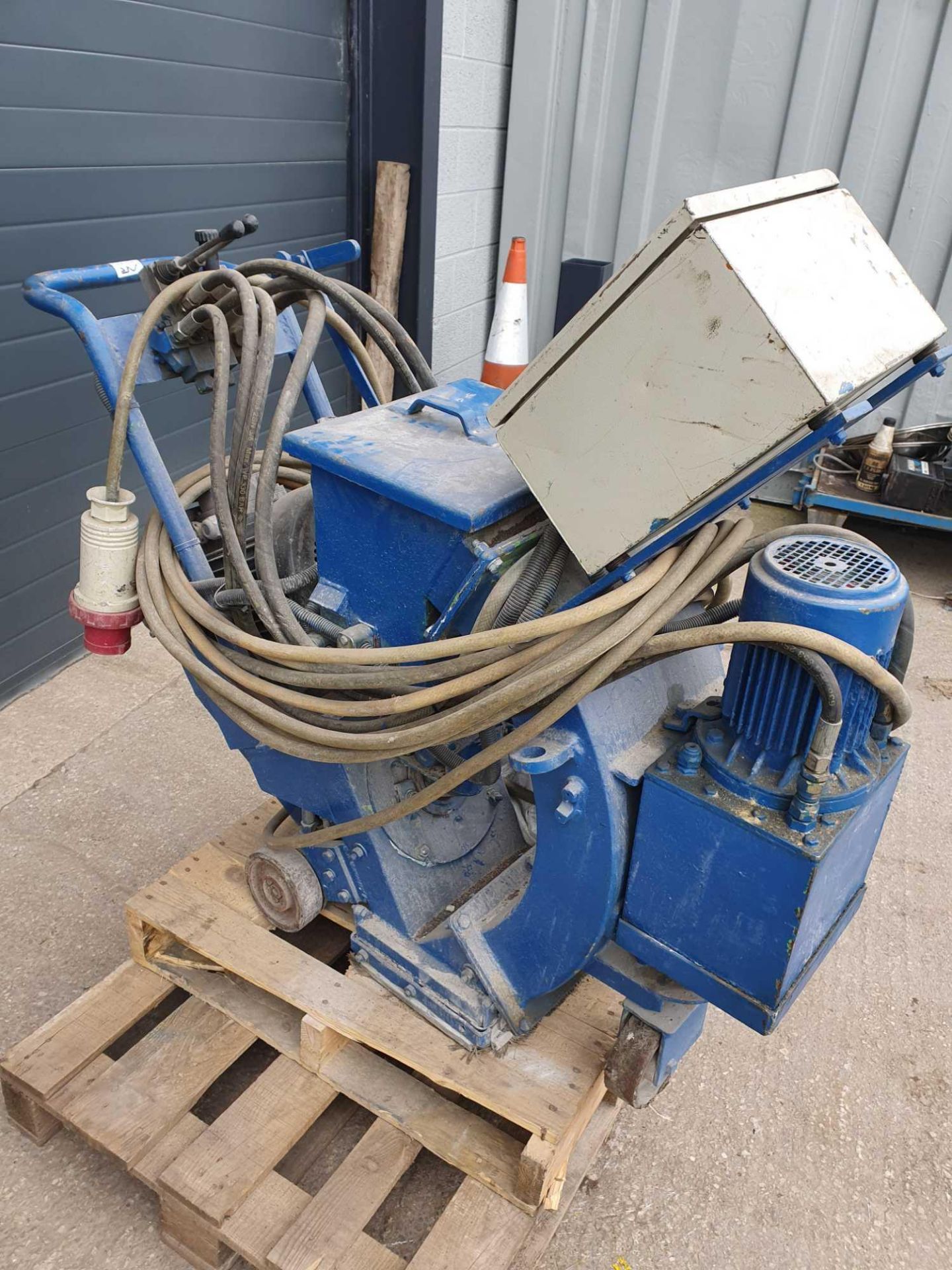 Floor shot blasting machine - Image 2 of 4