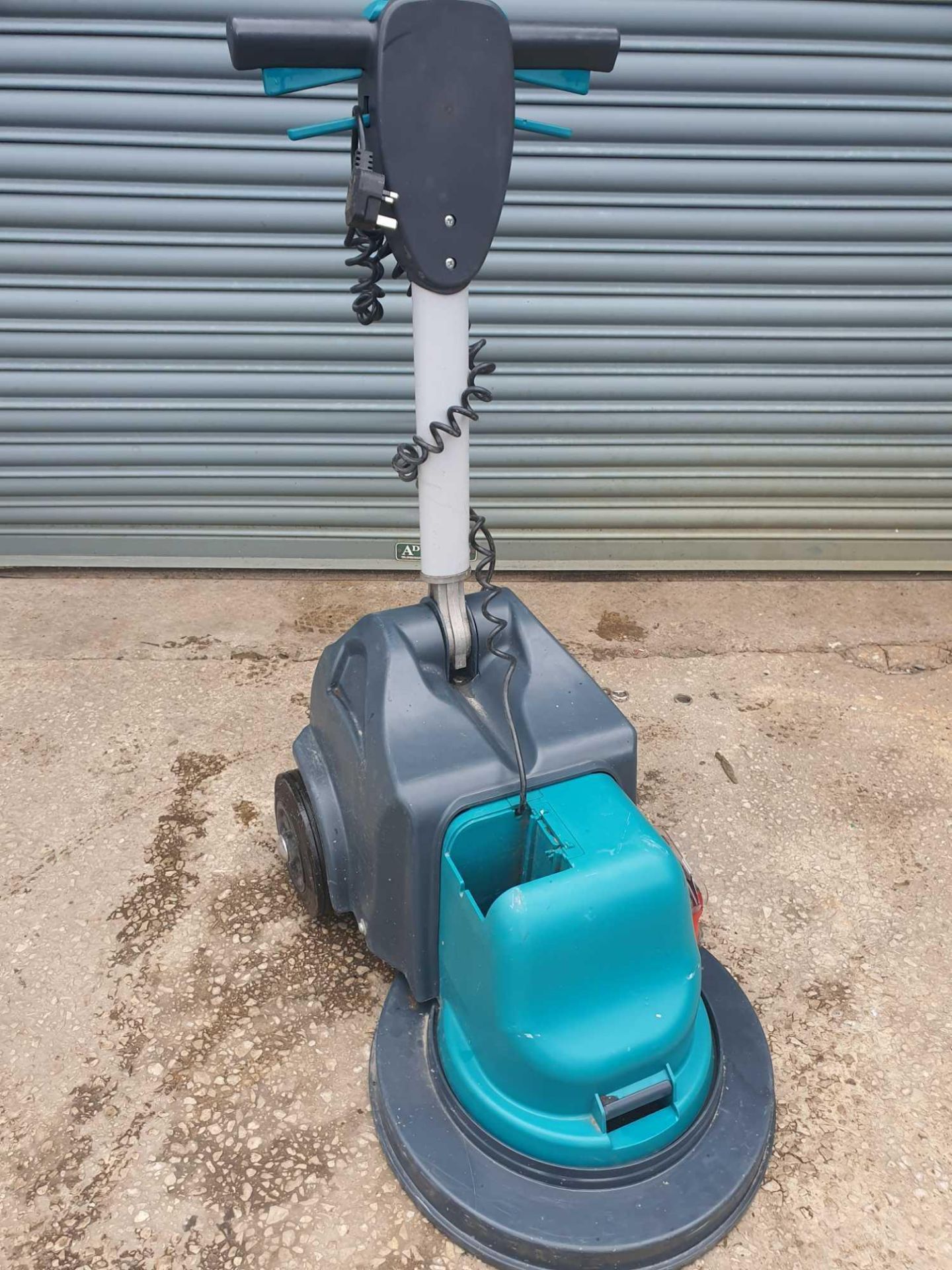 Walk behind scrubber dryer