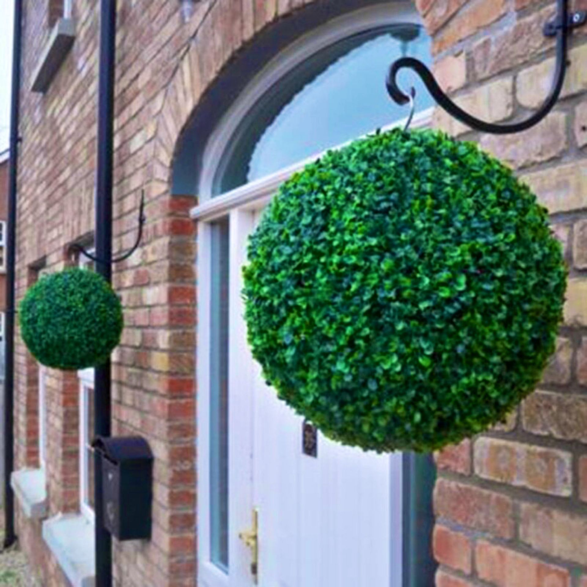 1 pair of hanging boxwood balls , UV protected - ideal for outside
