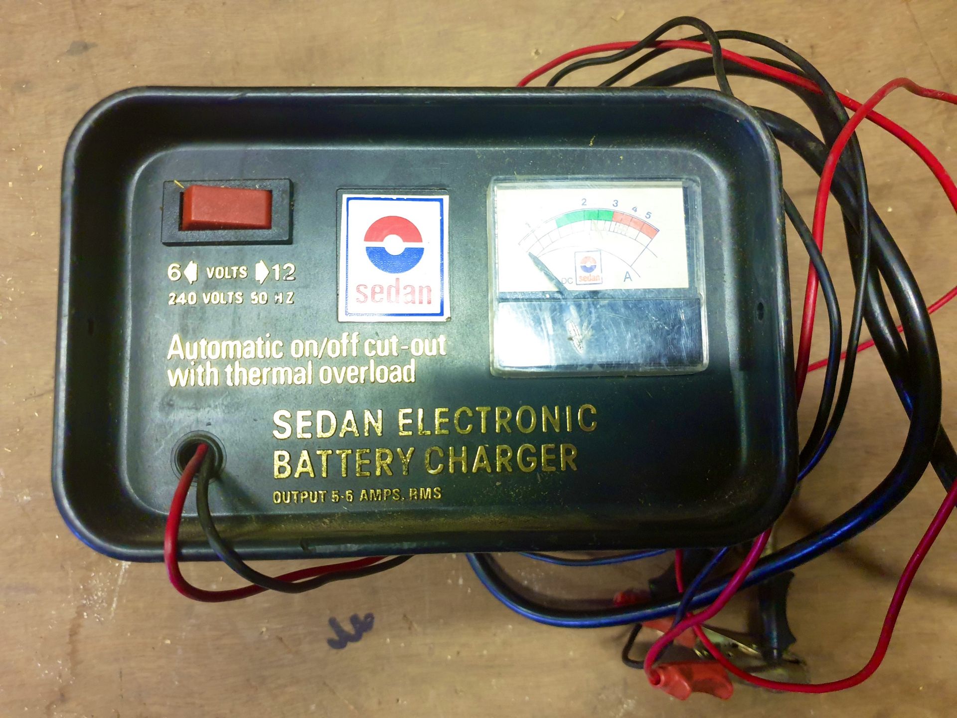 Vintage Sedan 6 and 12 volt battery charger