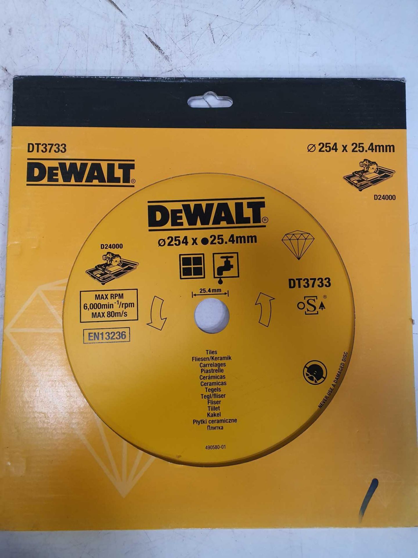 Dewault diamond tipped cutting disc for tiles