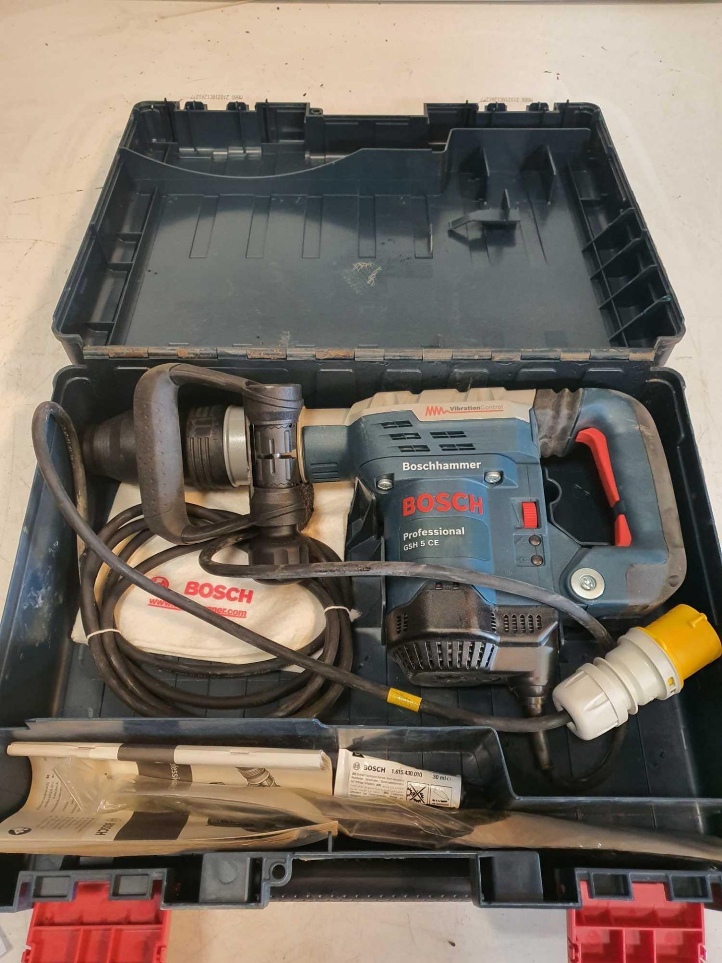 Bosch 110v demolition hammer drill - Image 2 of 3