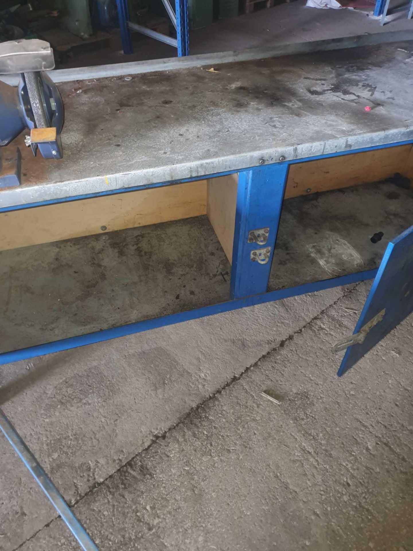 Metal workbench with vice clamp and granding wheel - Image 4 of 4