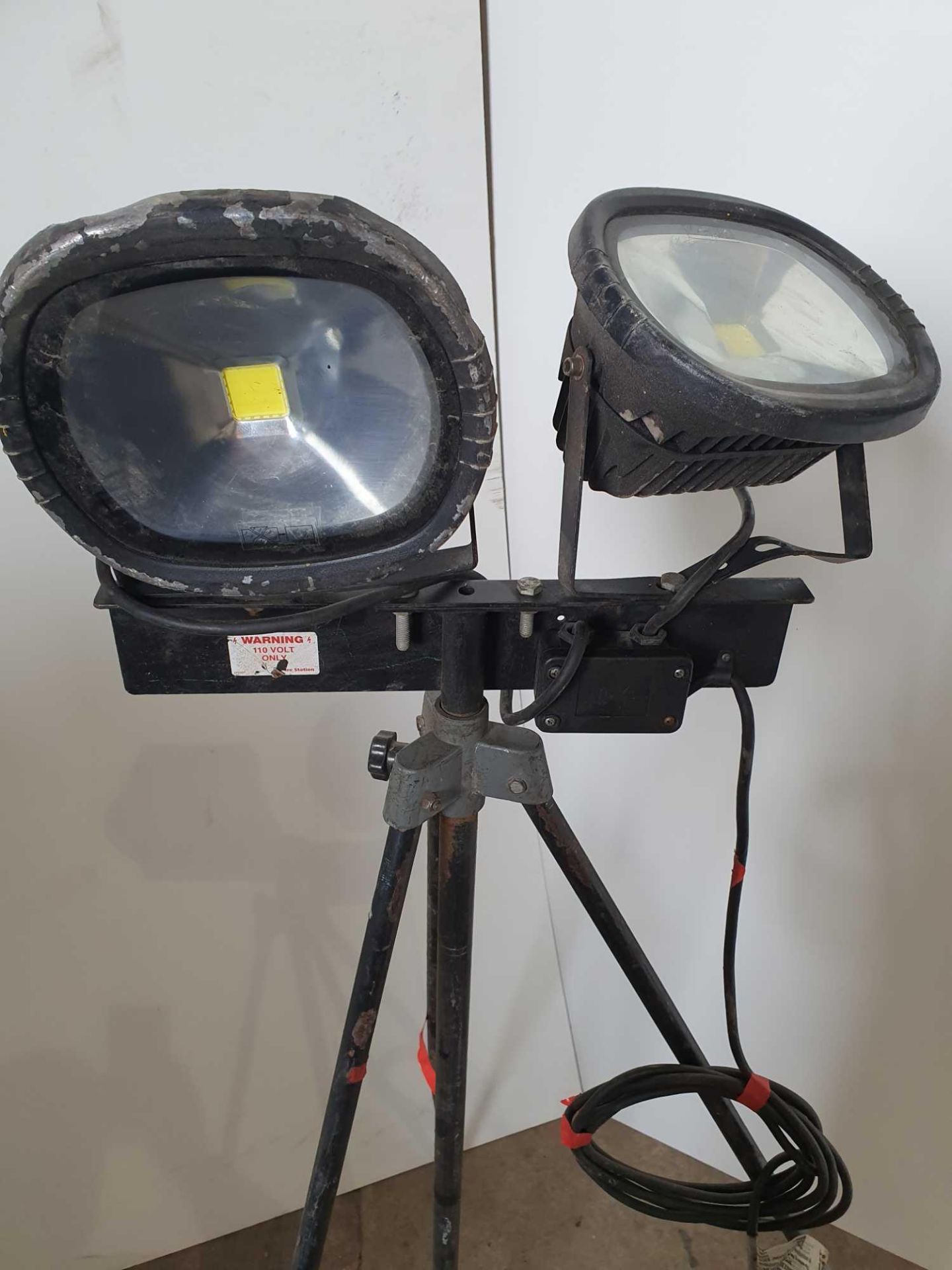 110v led lights and tripod stand - Image 2 of 3