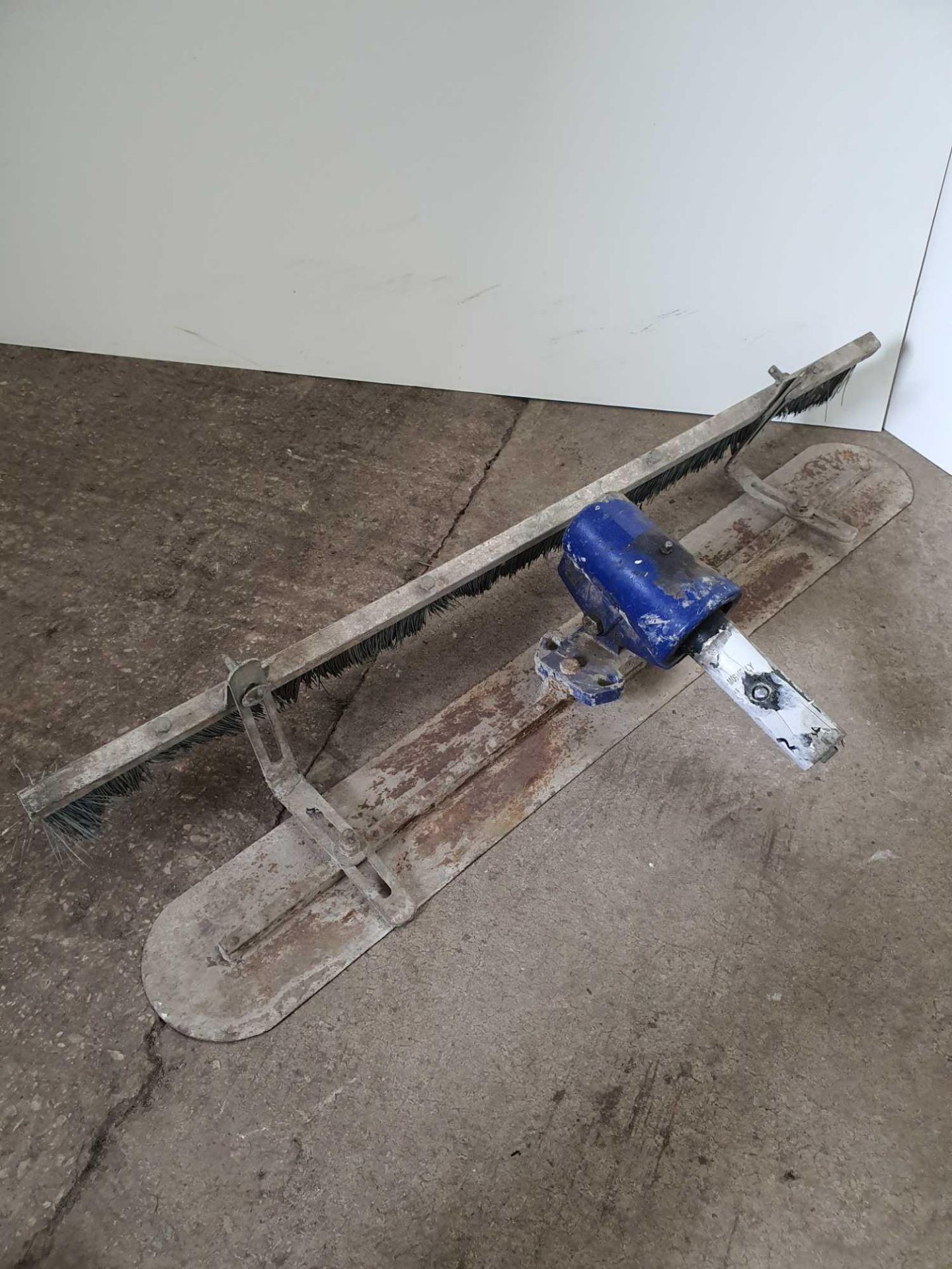 Concrete screed finisher plus brush