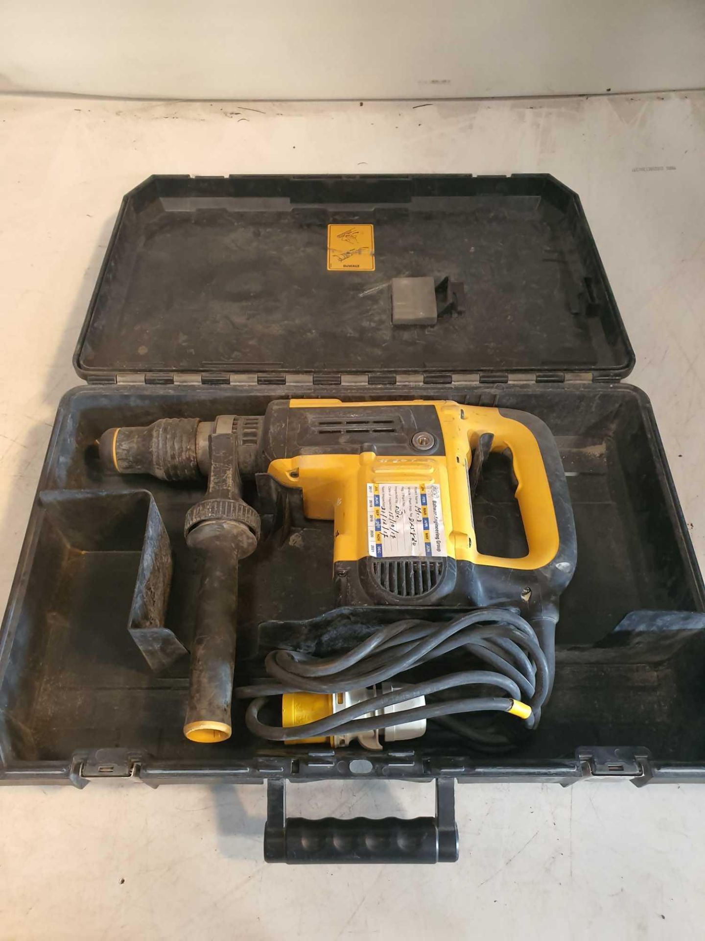 Dewault 110v demolition hammer drill - Image 2 of 3