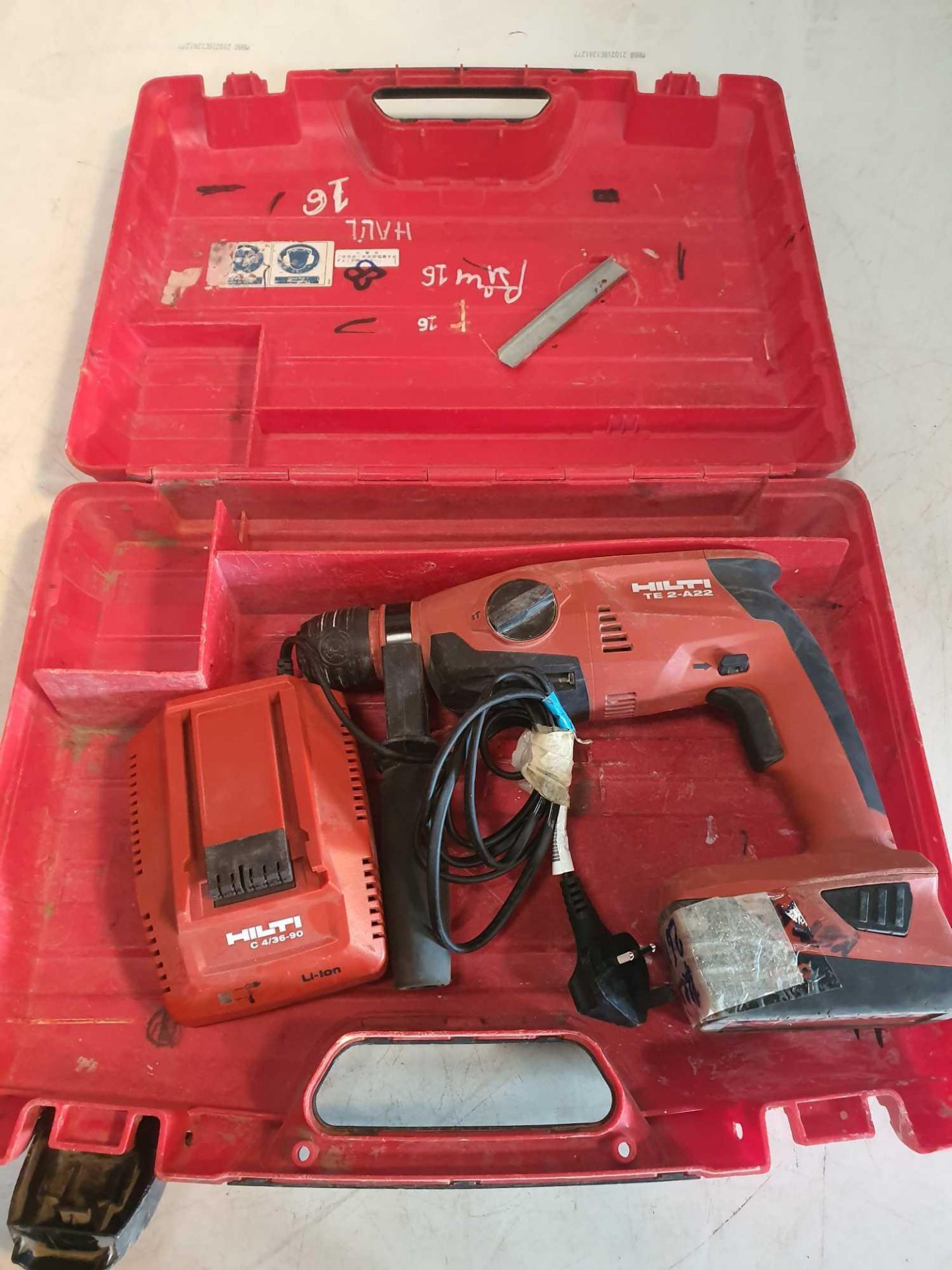Hilti 18v rotary hammer drill with charger - Image 2 of 3