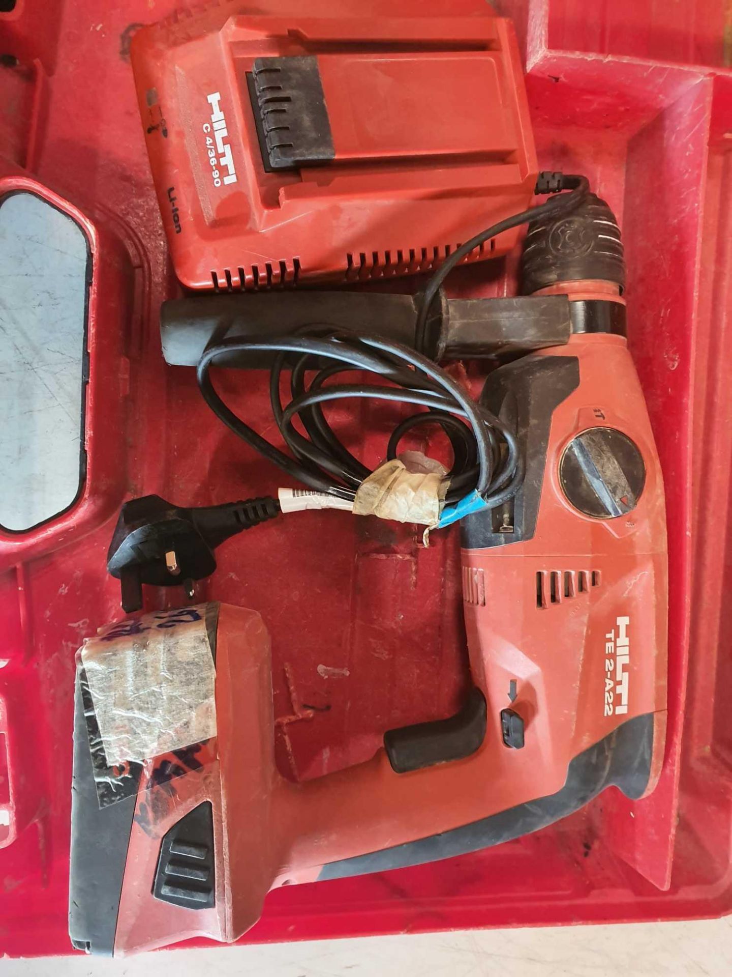 Hilti 18v rotary hammer drill with charger - Image 3 of 3