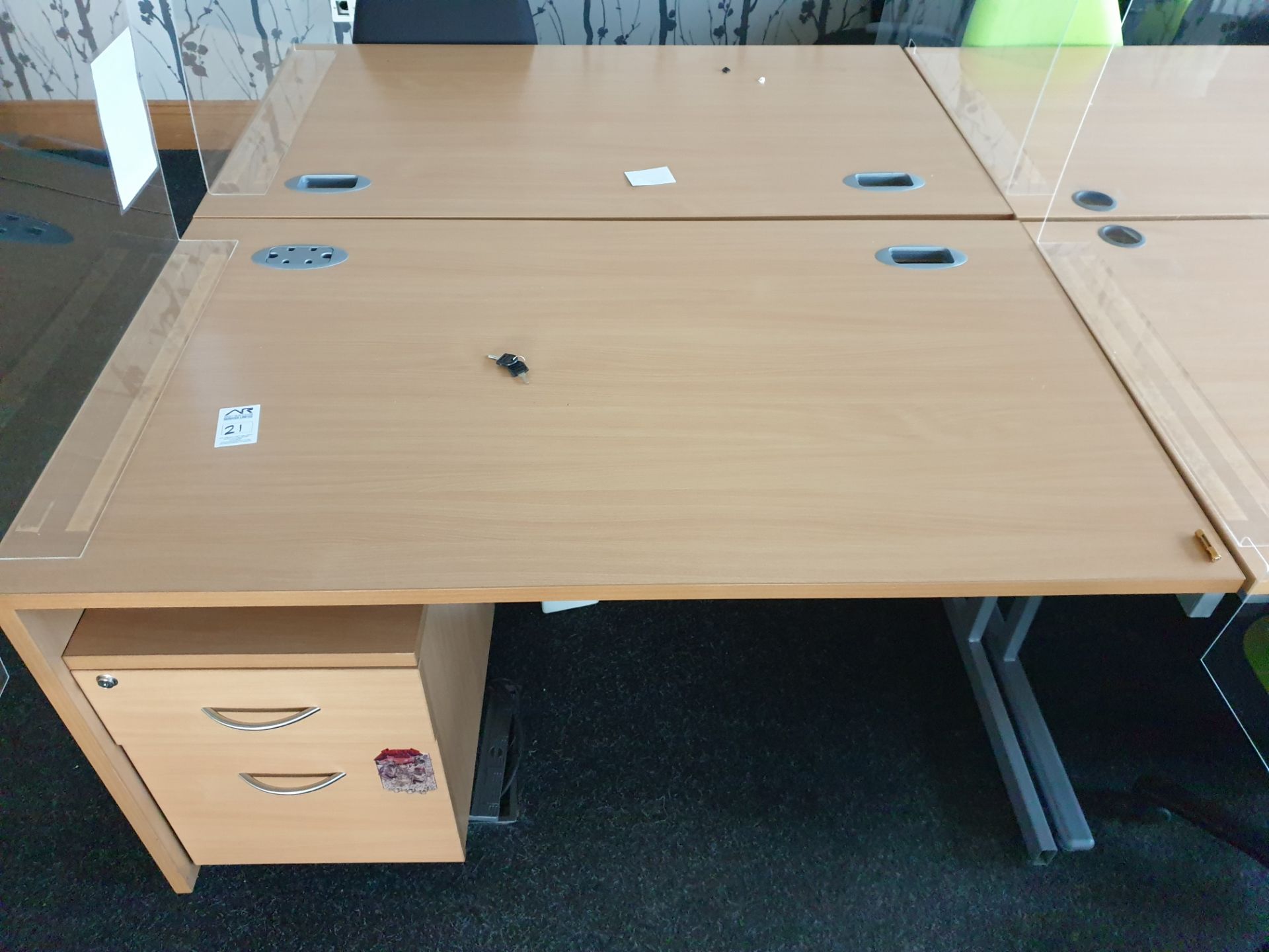 8 Person Workstation / Desks with covid screens - Image 2 of 4