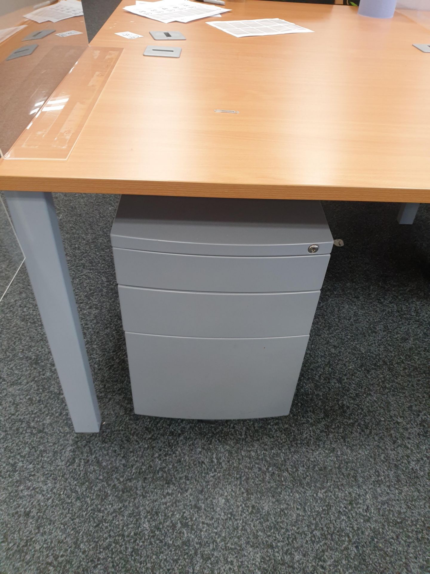 10 Person Workstation / Desks with covid screens - Image 3 of 4