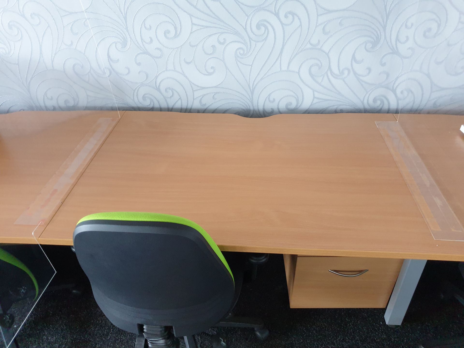 5 Person Workstation / Desks with covid screens - Image 2 of 4