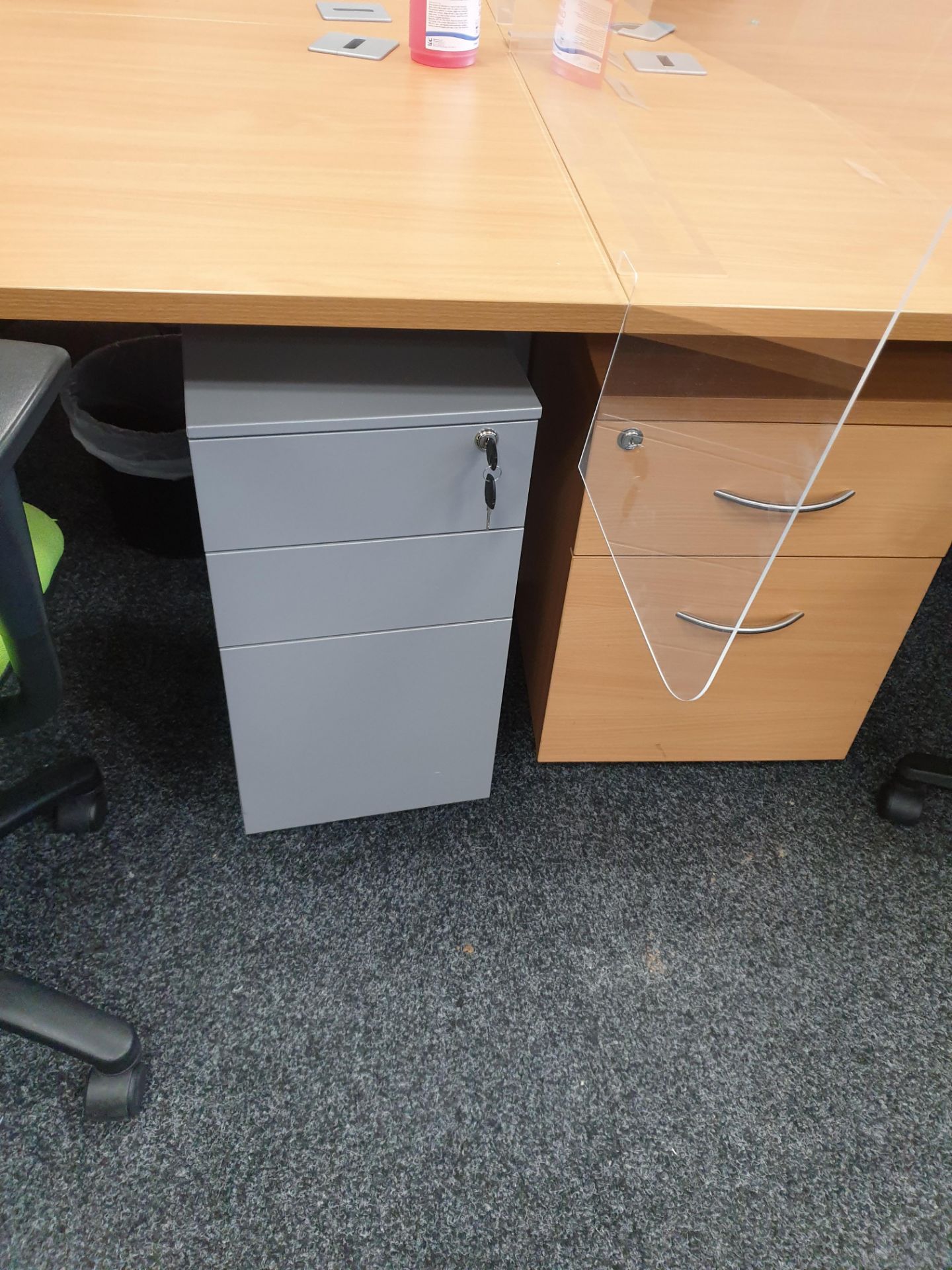 10 Person Workstation / Desks with covid screens - Image 3 of 4