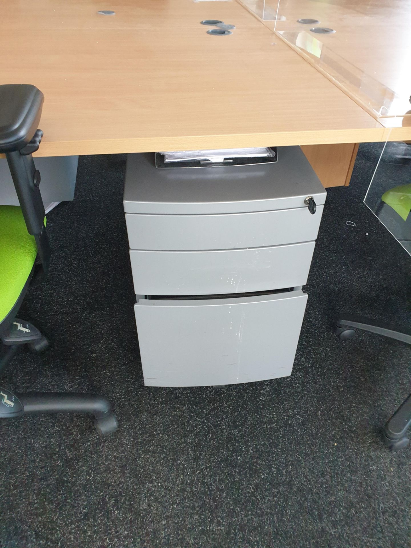 10 Person Workstation / Desks with covid screens - Image 4 of 4