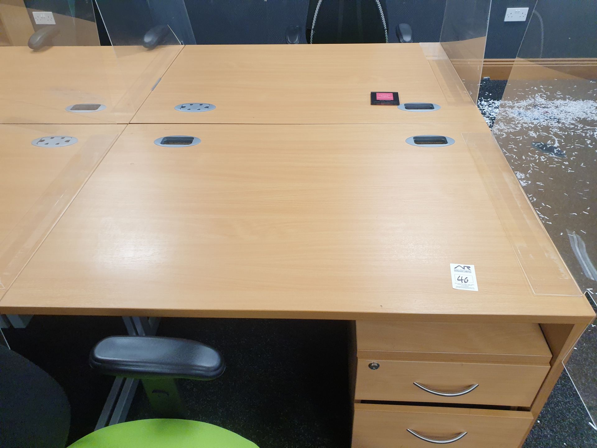 6 Person Workstation / Desks with covid screens - Image 4 of 4
