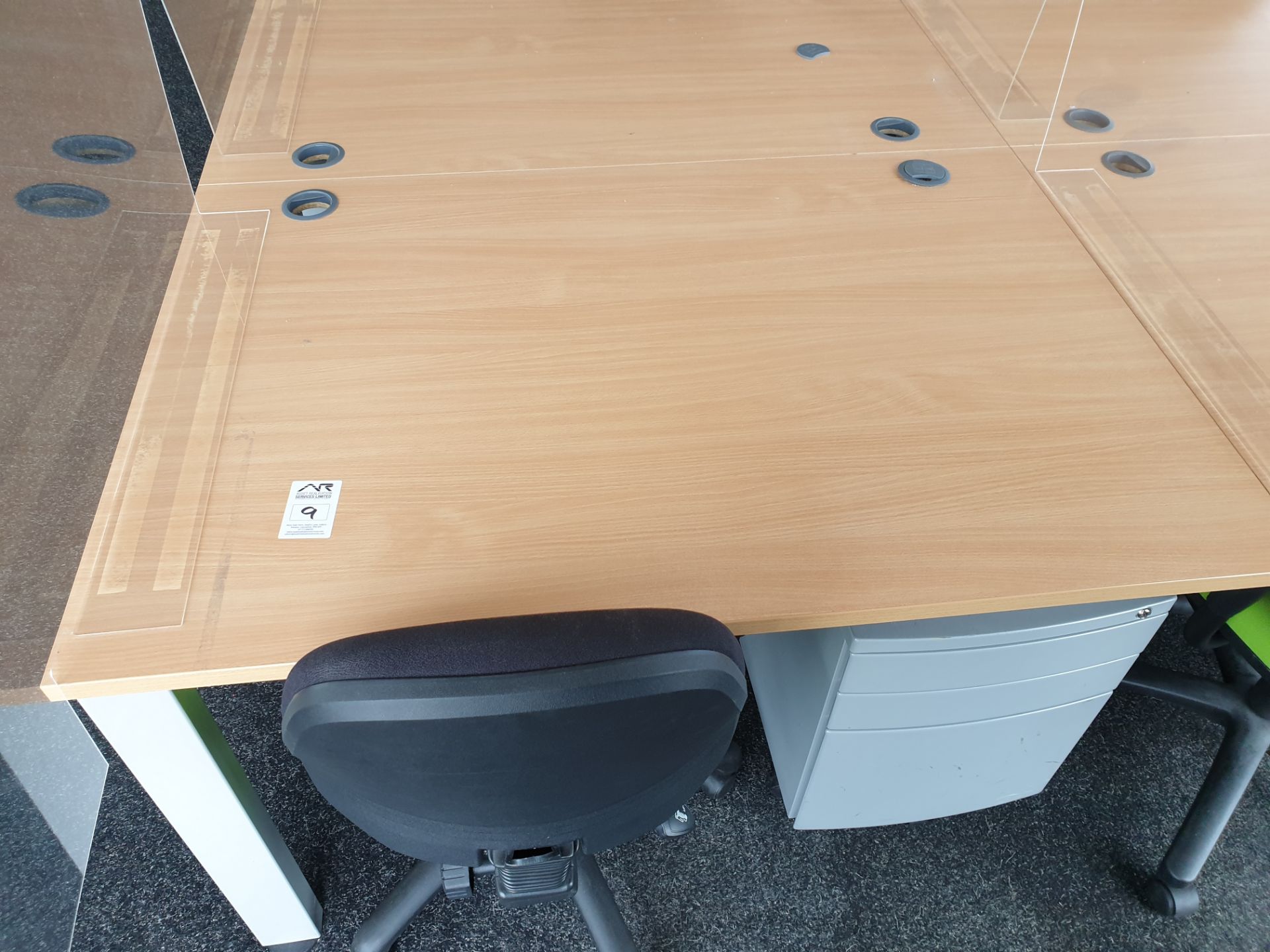 10 Person Workstation / Desks with covid screens - Image 2 of 4