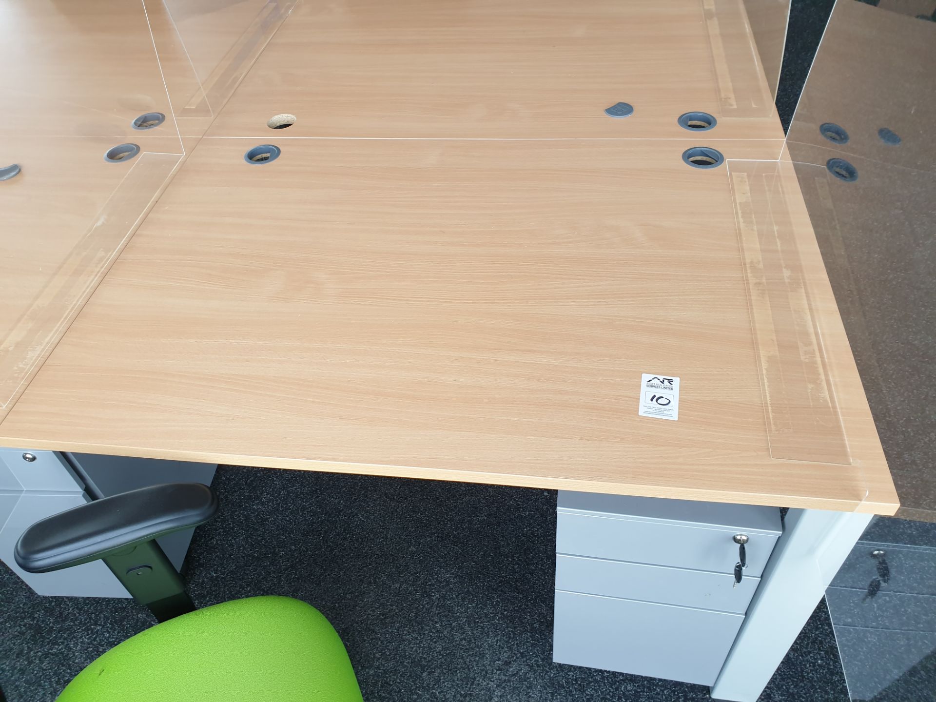12 Person Workstation / Desks with covid screens - Image 4 of 4
