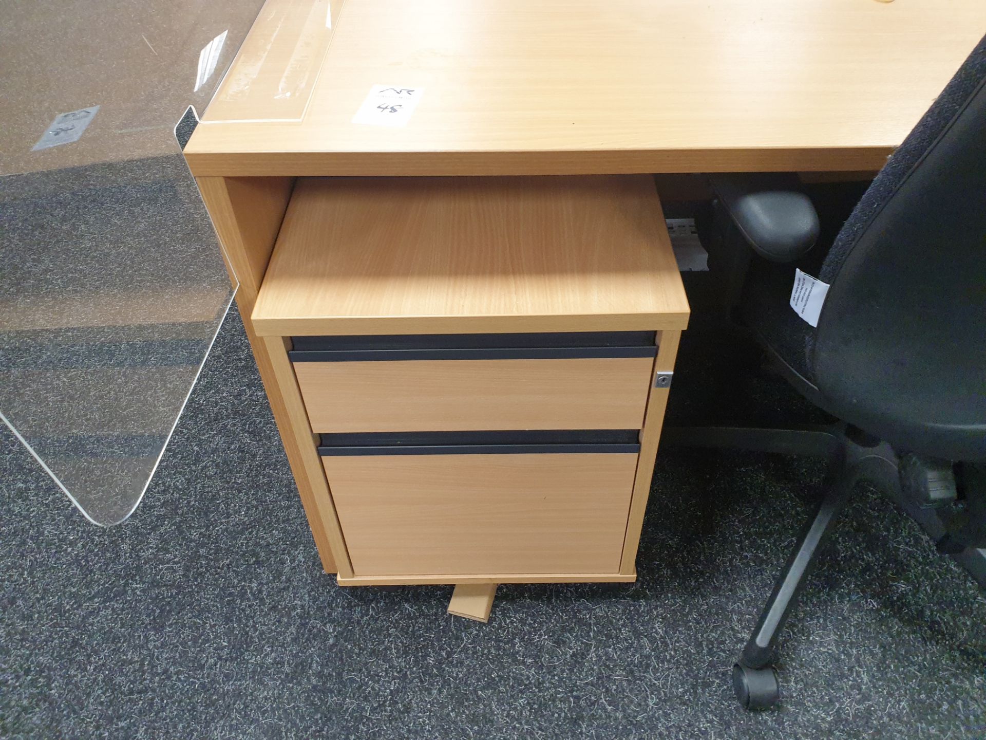 6 Person Workstation / Desks with covid screens - Image 3 of 4