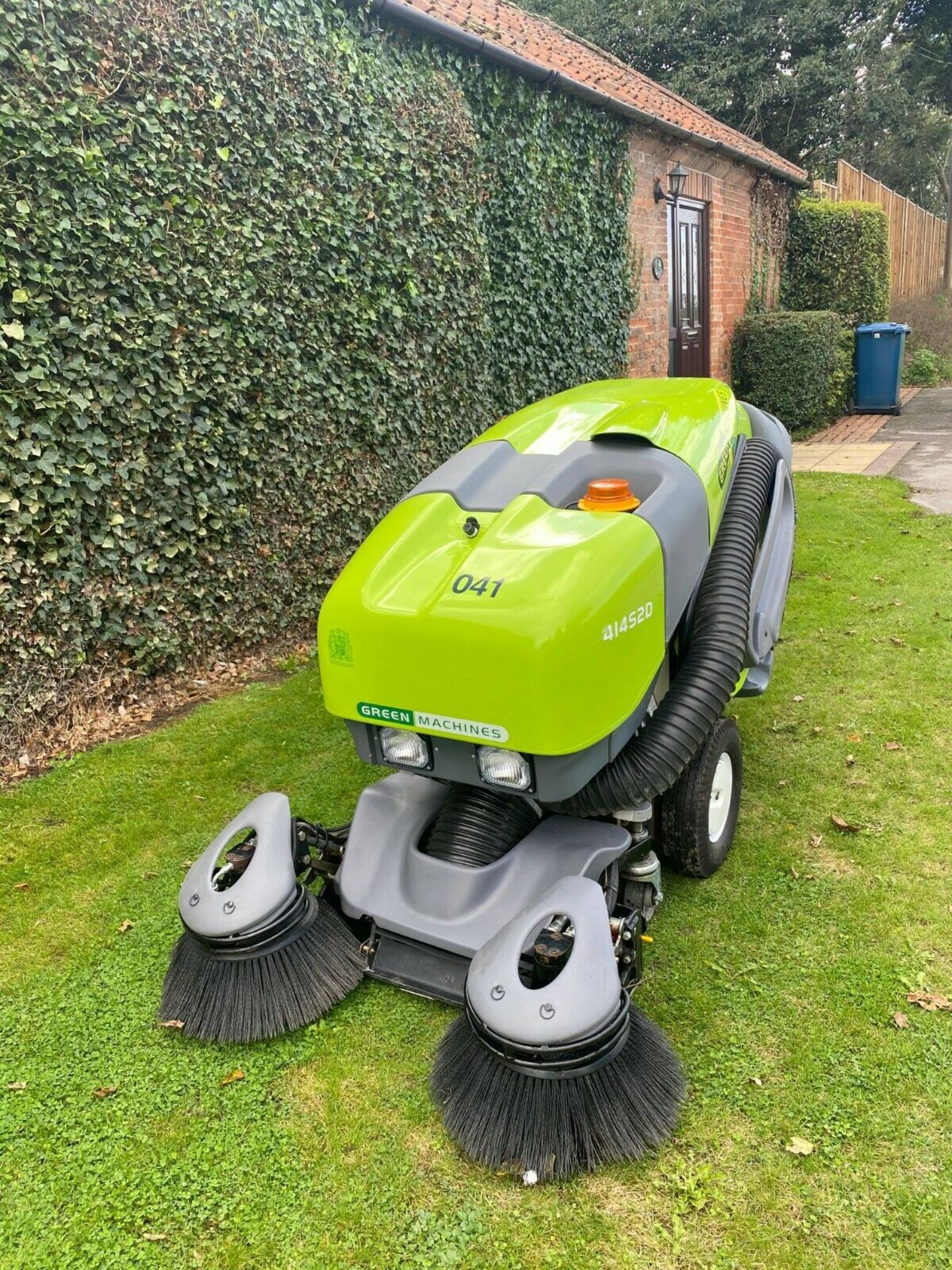 Green Machine Tennant 414S2D Pedecstrian Sweeper / Collector - Image 8 of 11