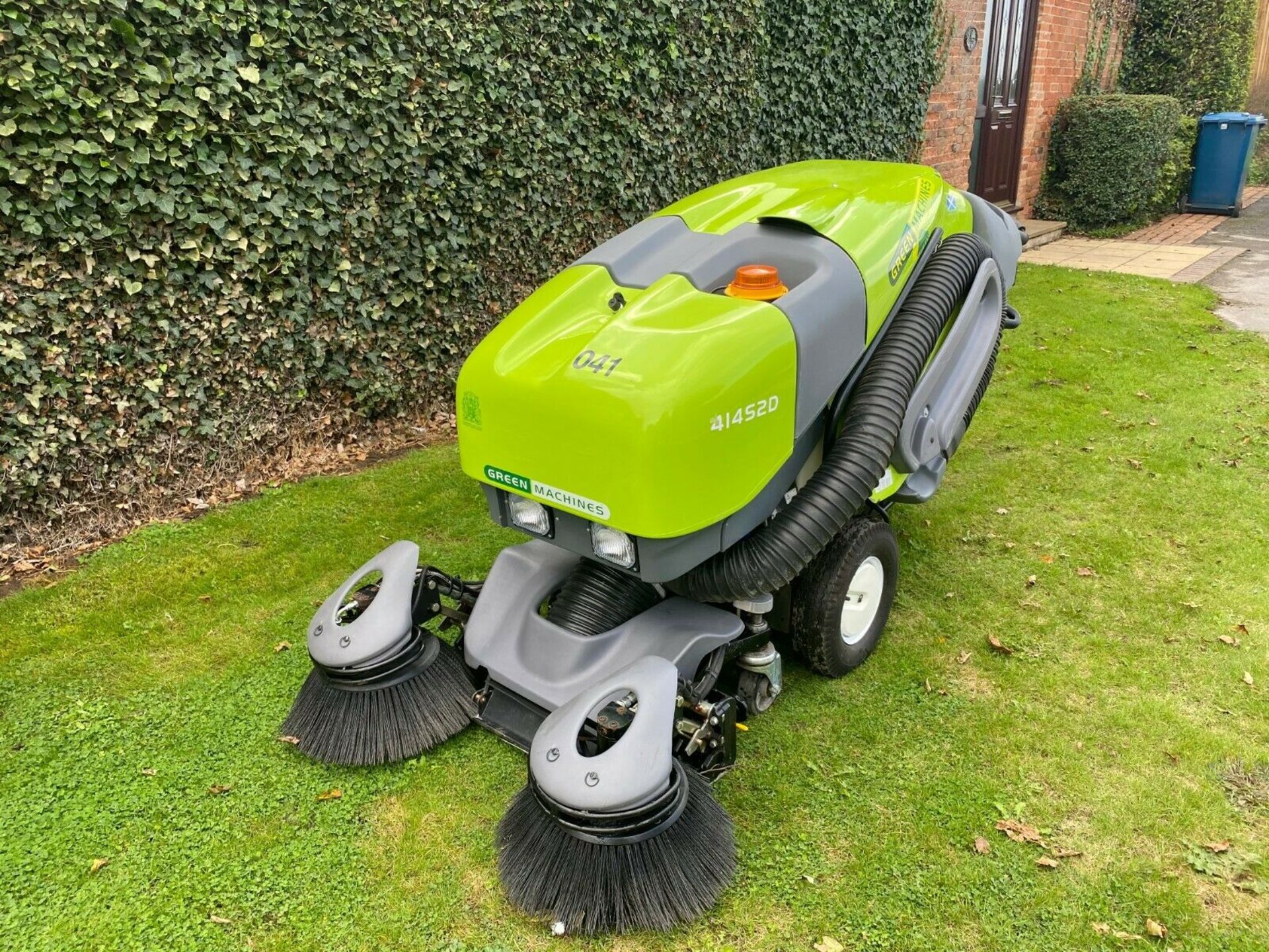 Green Machine Tennant 414S2D Pedecstrian Sweeper / Collector - Image 3 of 11