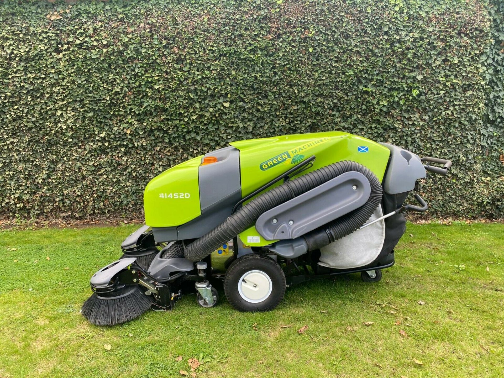 Green Machine Tennant 414S2D Pedecstrian Sweeper / Collector - Image 11 of 11