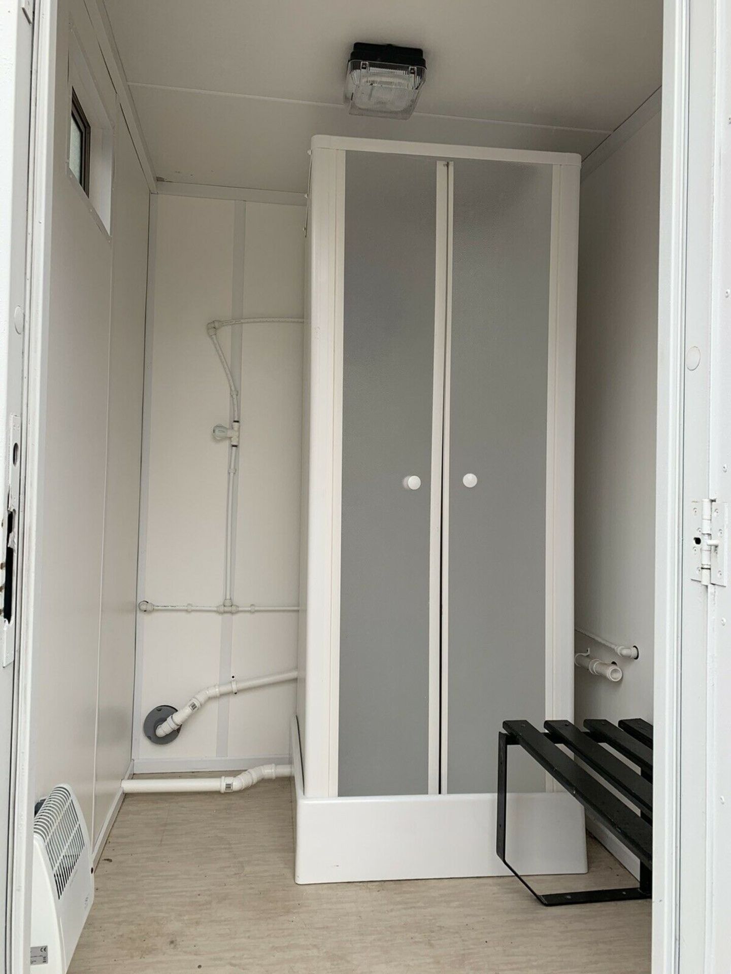 Portable Shower / Drying Room With Toilets - Image 7 of 11