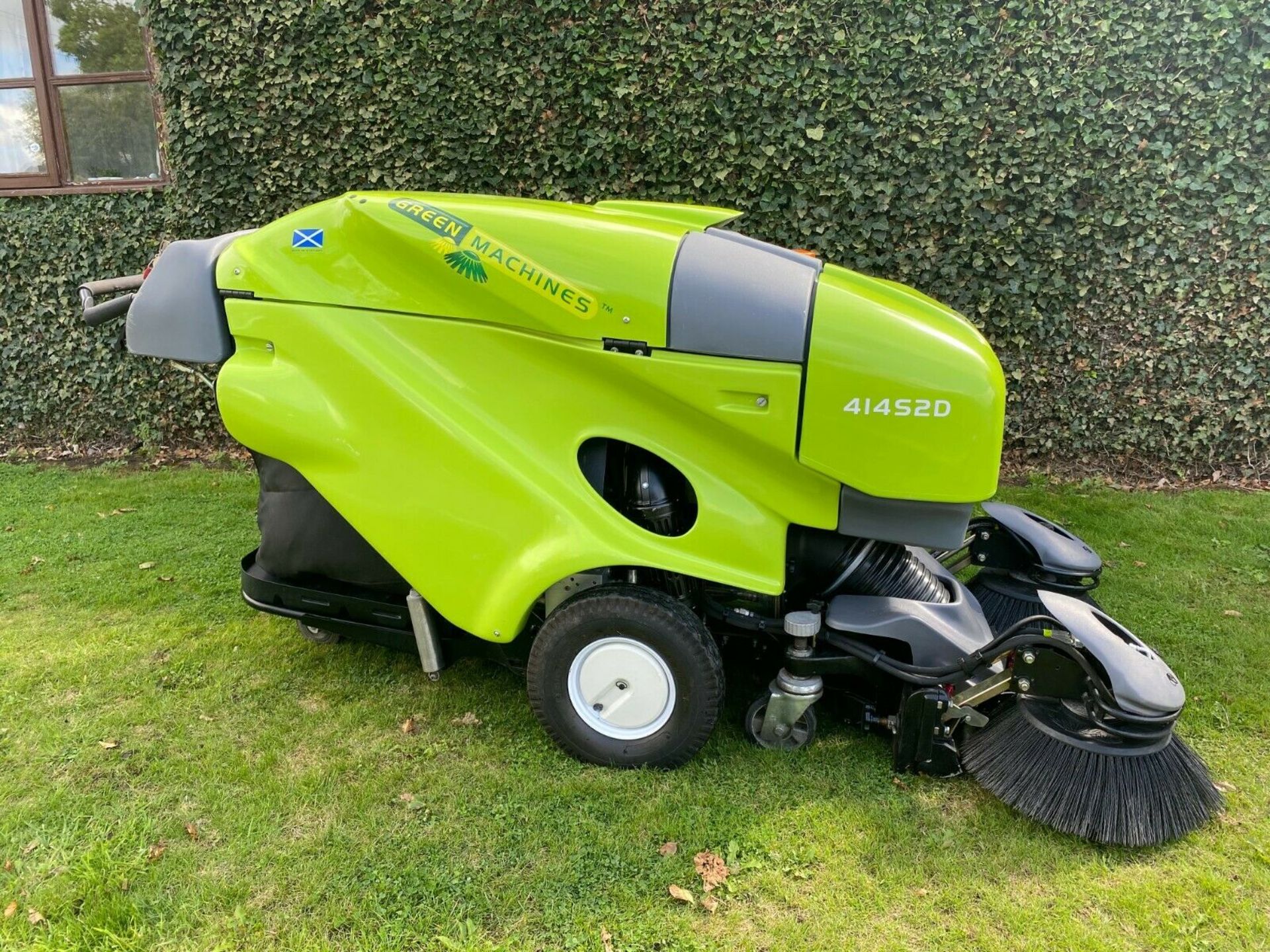 Green Machine Tennant 414S2D Pedecstrian Sweeper / Collector