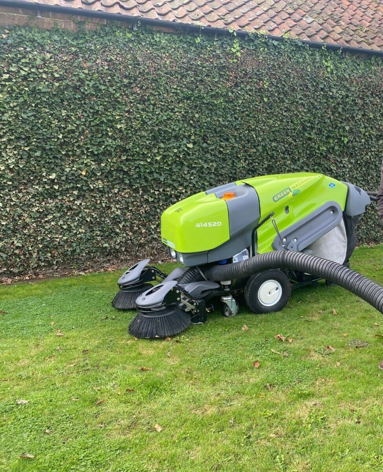 Green Machine Tennant 414S2D Pedecstrian Sweeper / Collector - Image 2 of 11