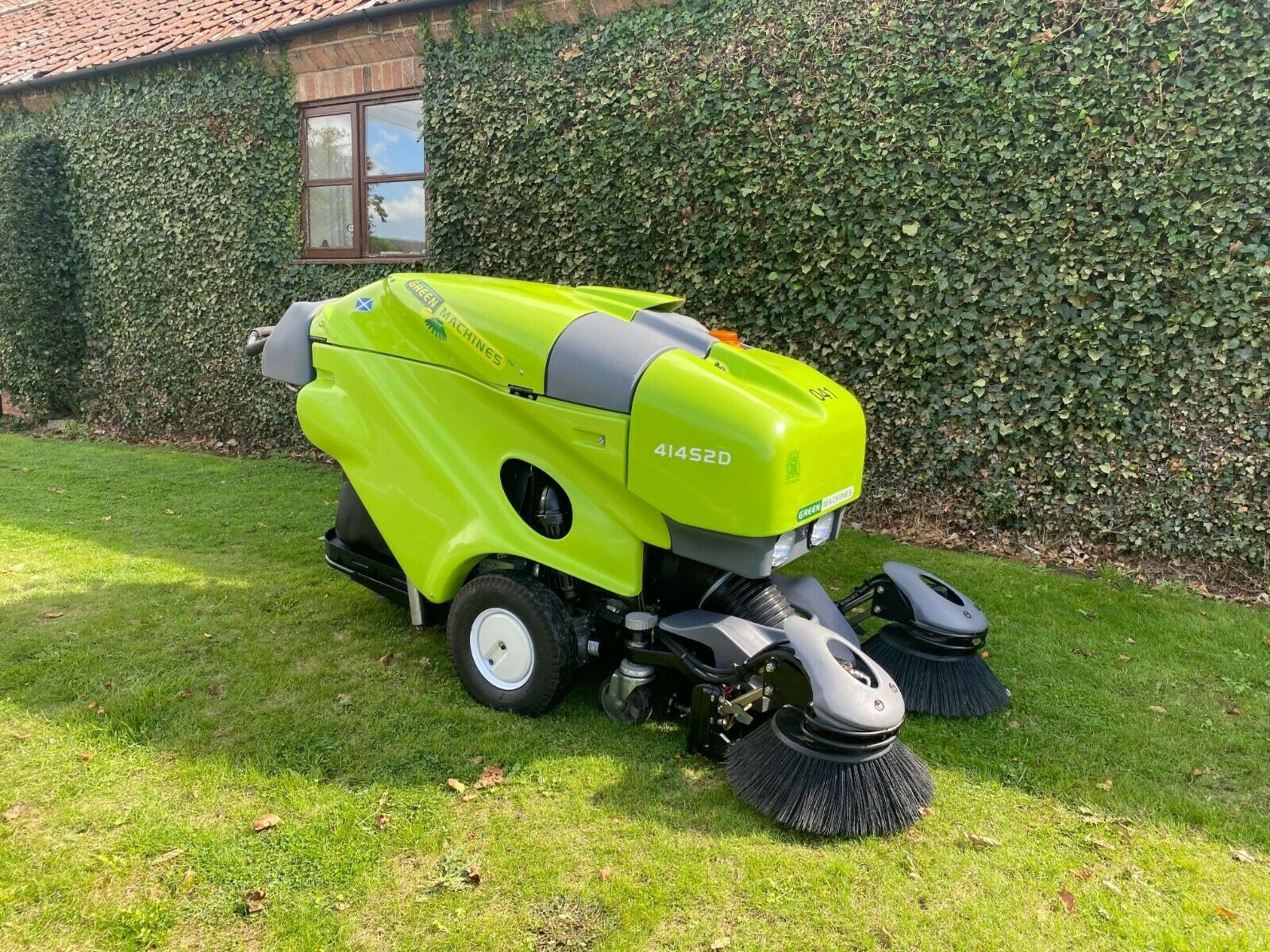 Green Machine Tennant 414S2D Pedecstrian Sweeper / Collector - Image 5 of 11