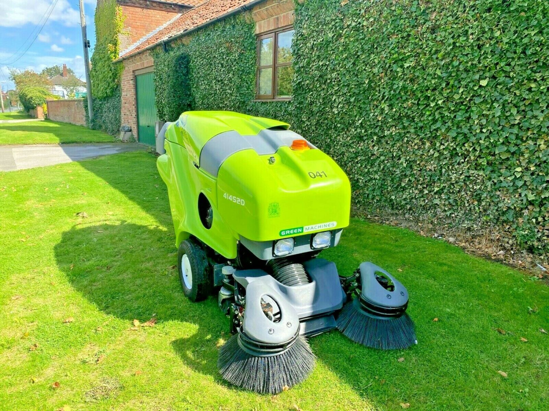 Green Machine Tennant 414S2D Pedecstrian Sweeper / Collector - Image 6 of 11