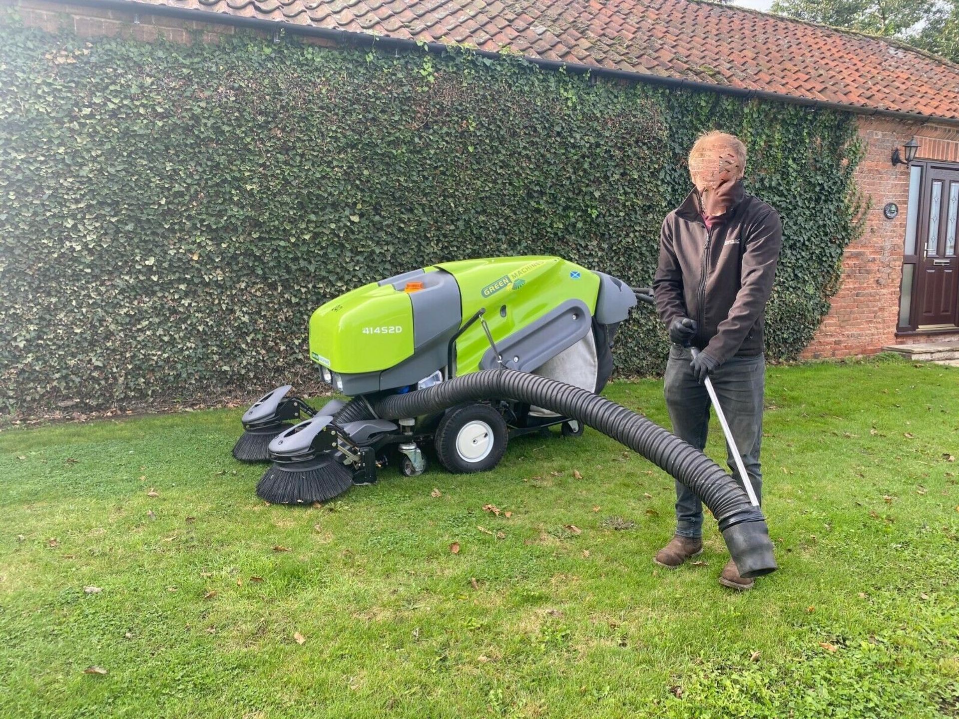 Green Machine Tennant 414S2D Pedecstrian Sweeper / Collector - Image 4 of 11