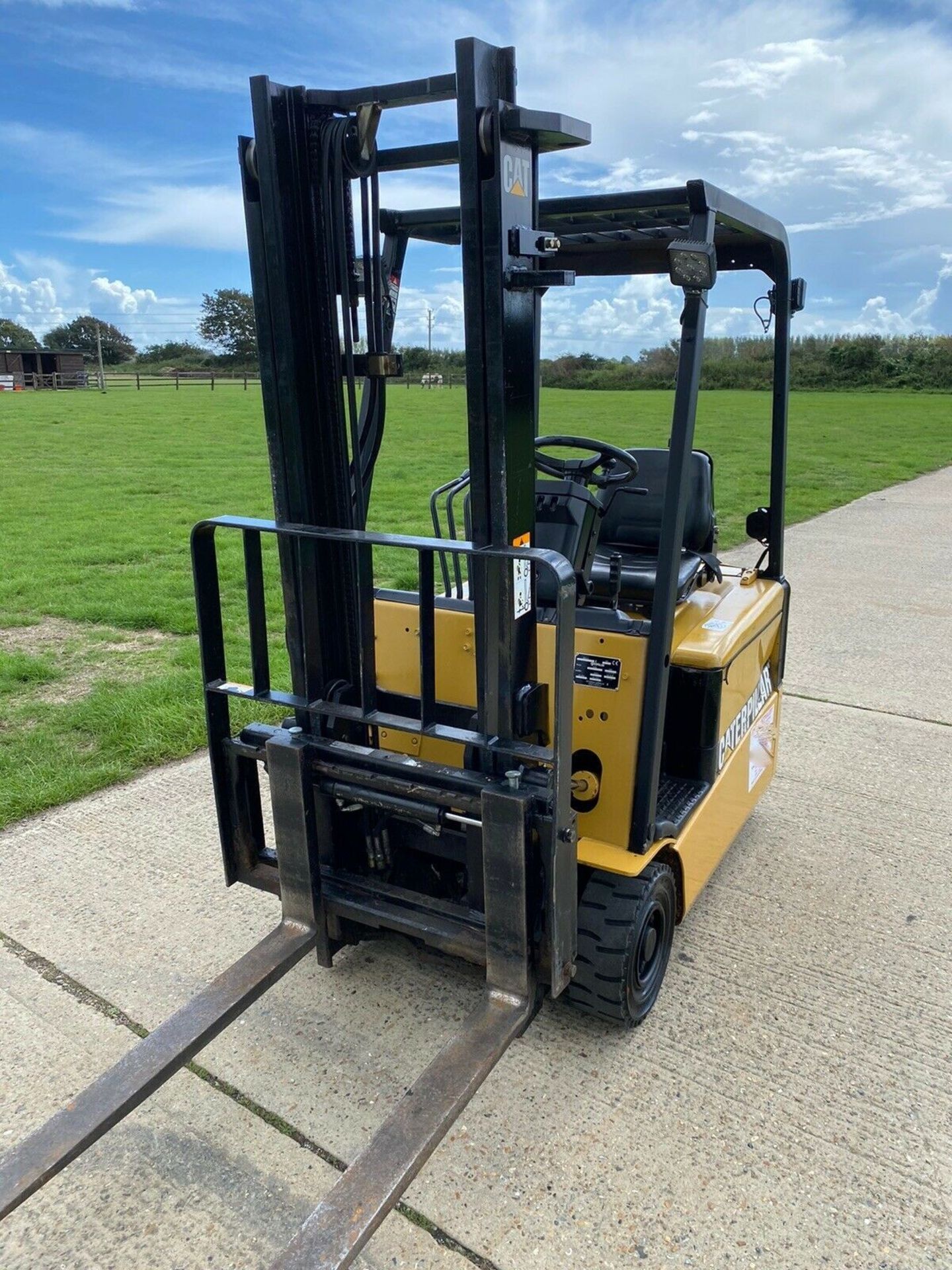 Cat Electric Forklift Truck - Image 3 of 6