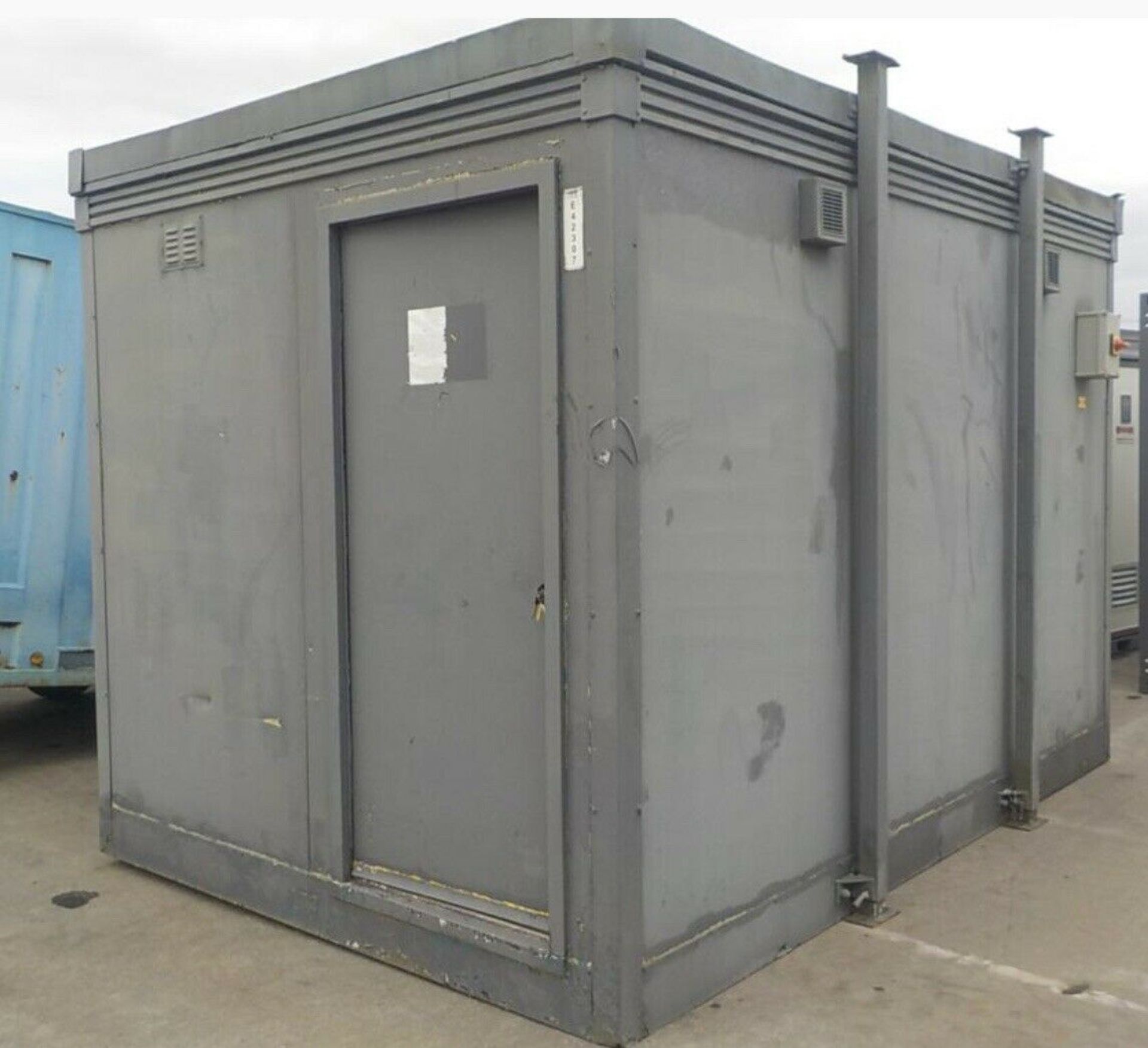 3 Bay Shower Block 12ft X 8ft - Image 2 of 7