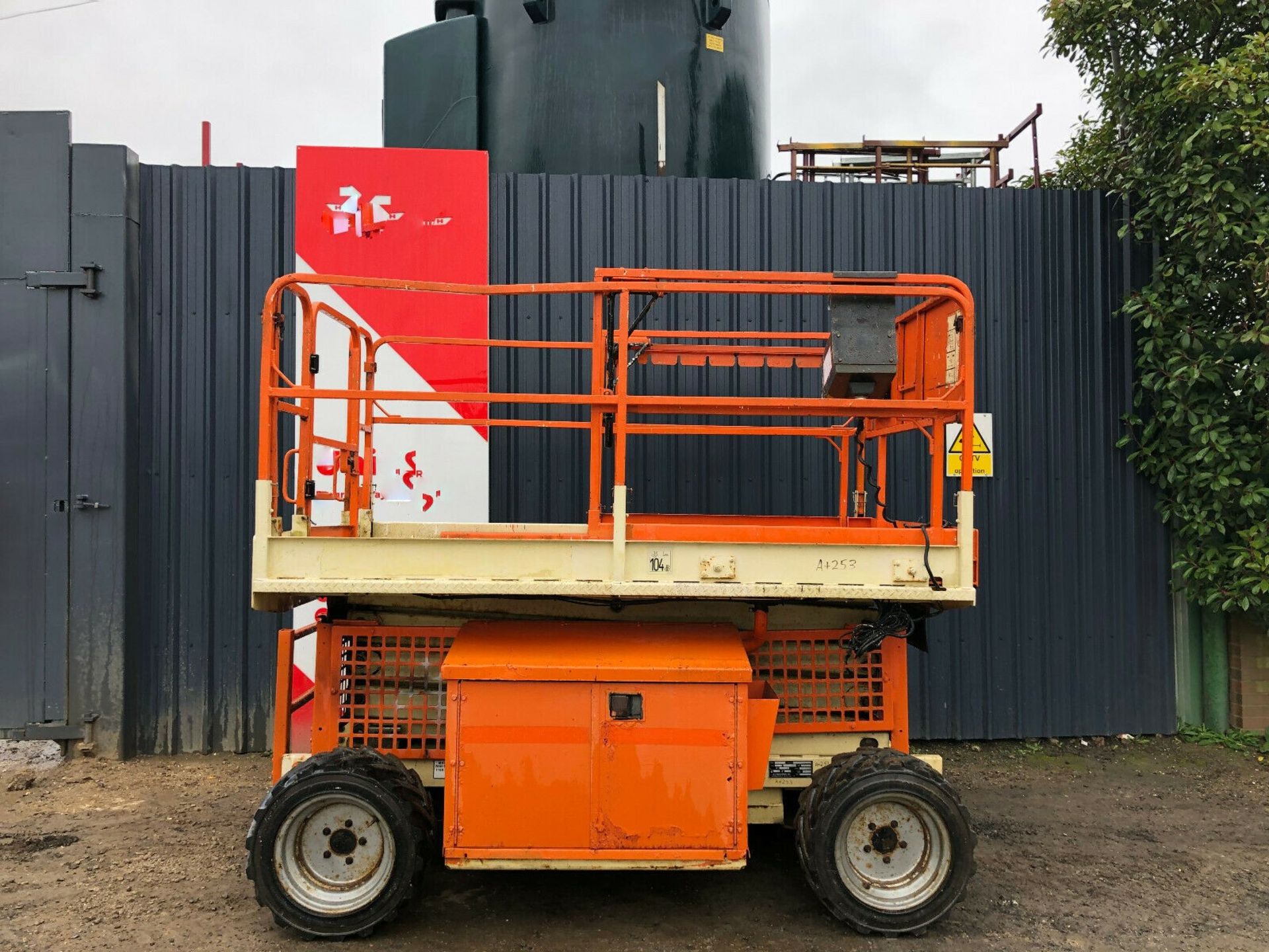 JLG 260MRT Rough Terrain Diesel Scissor Lift 2008 4x4. - Image 2 of 12