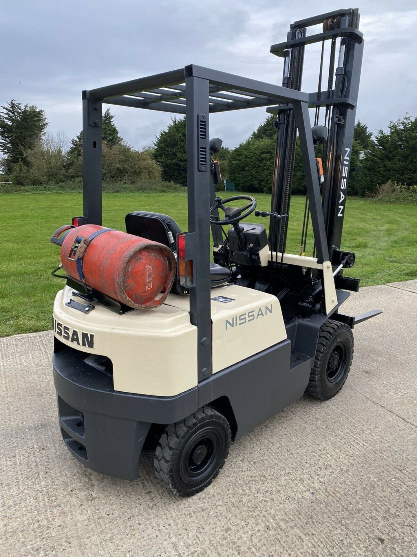 Nissan Gas Forklift - Image 3 of 6