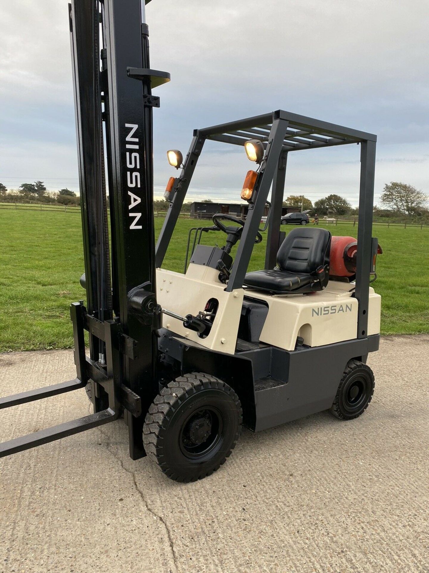 Nissan Gas Forklift - Image 4 of 6