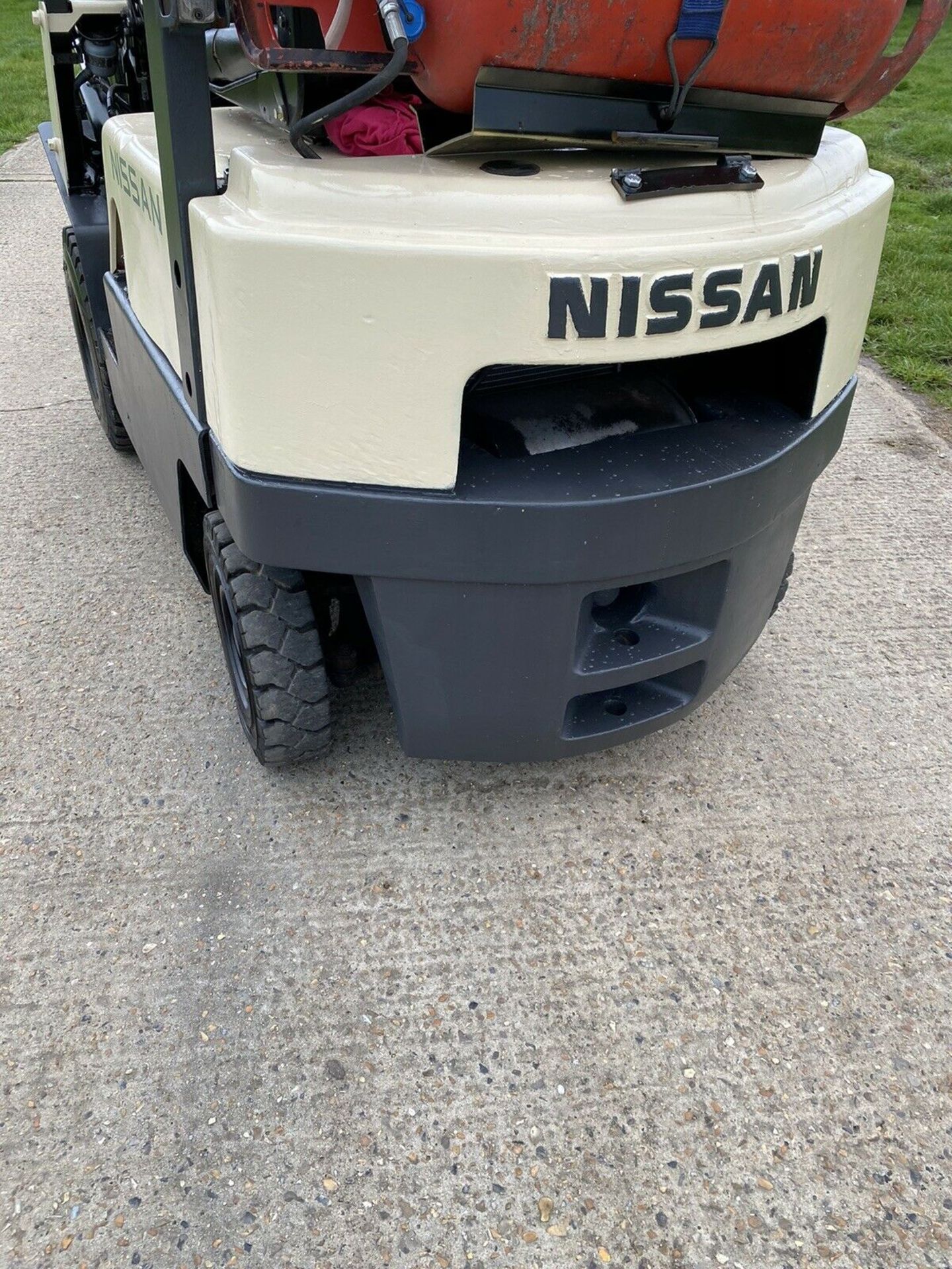Nissan Gas Forklift - Image 5 of 6