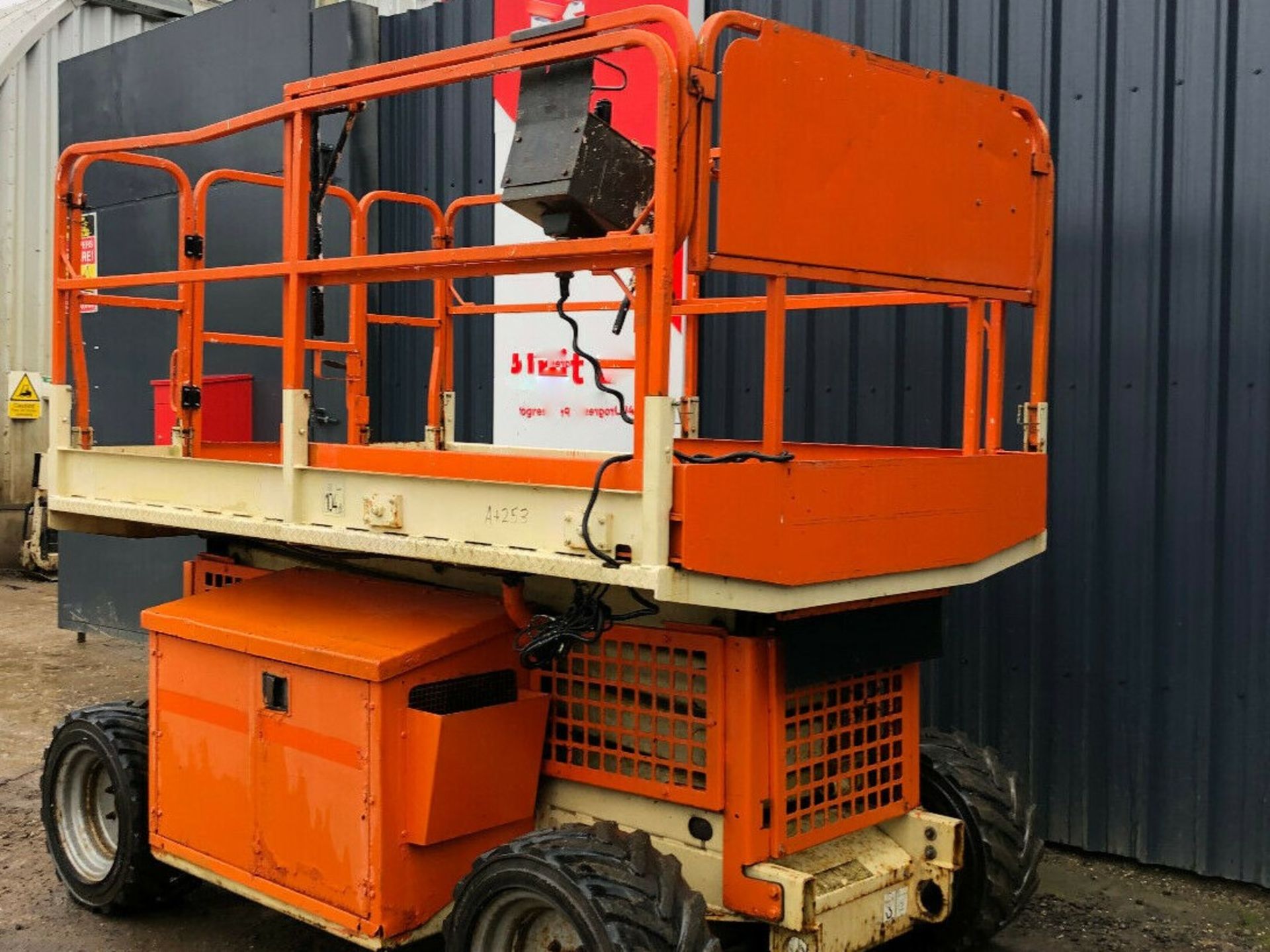 JLG 260MRT Rough Terrain Diesel Scissor Lift 2008 4x4. - Image 3 of 12