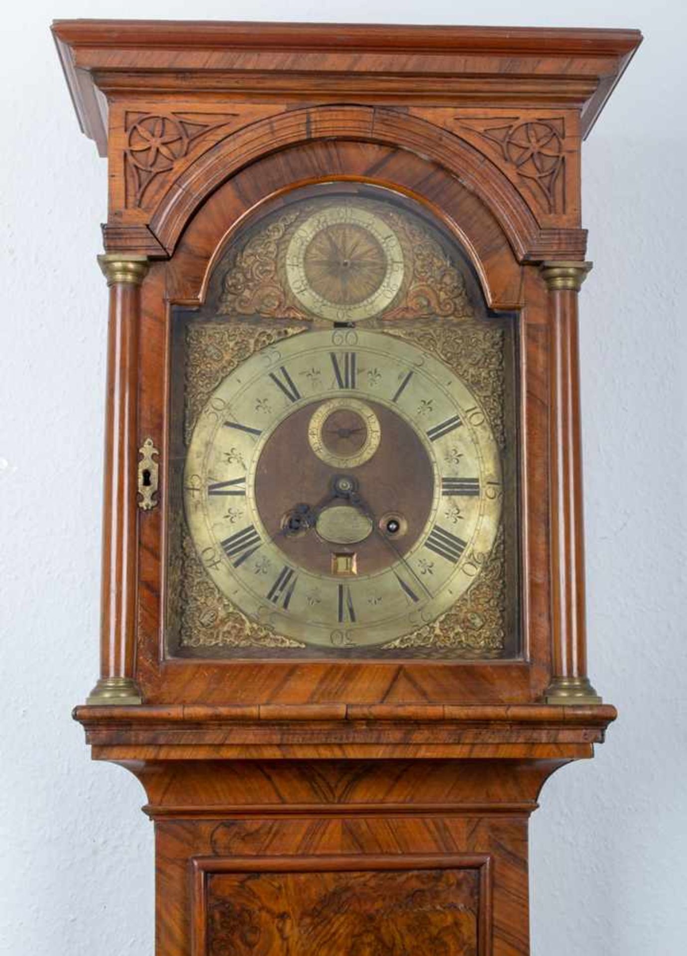 Englische Bodenstanduhr, London um 1720/30, mit ausgewähltem Nussbaum- & Nussbaumwurzelholz belegter - Image 2 of 19