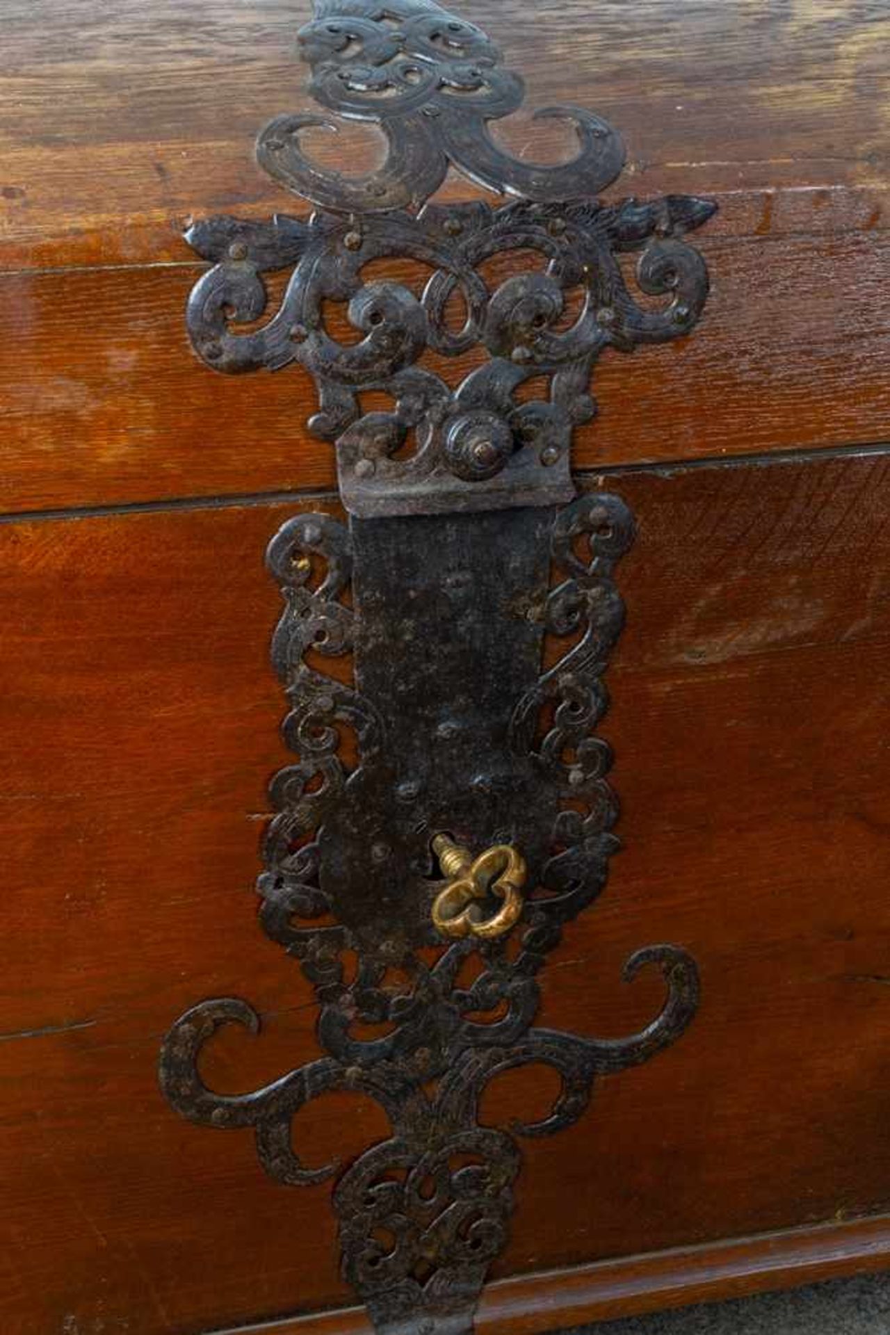 Prächtige Runddeckeltruhe, Eiche, 1. Hälfte 18. Jhd., reiches Eisenbeschlagwerk, Deckelknauf liegt - Bild 3 aus 11